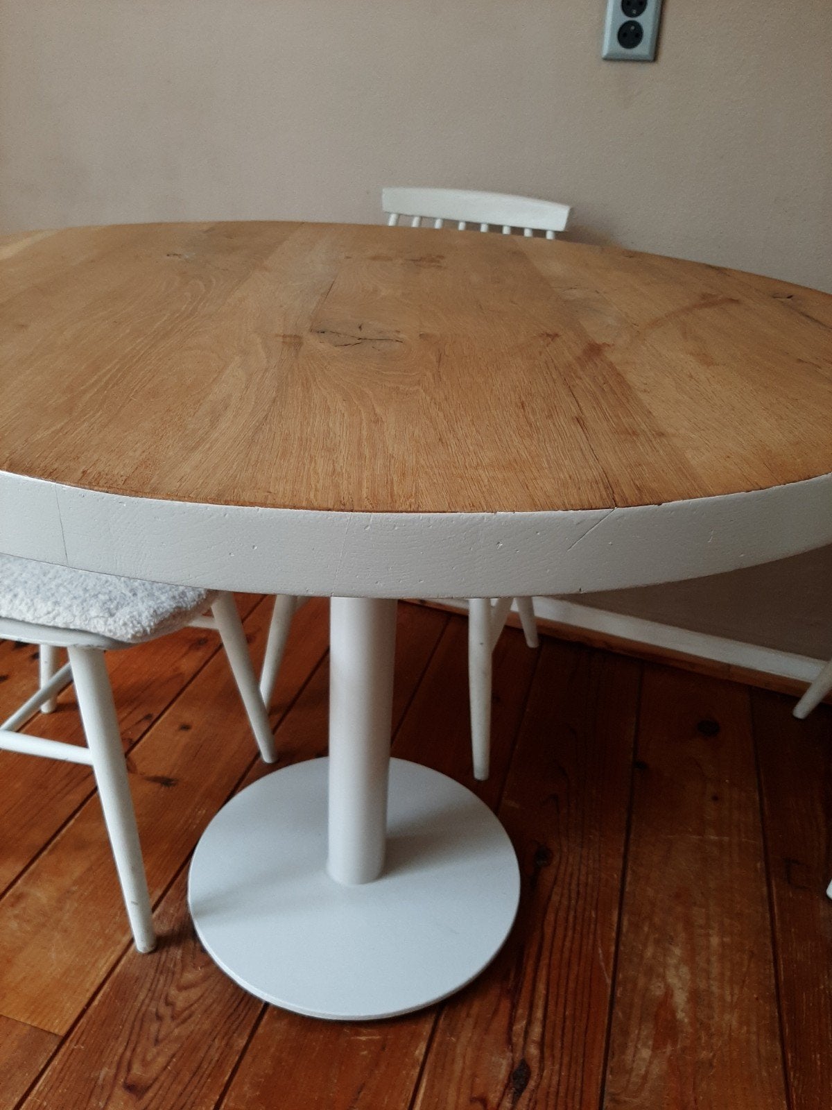 ronde tafel van eikenhout op witte stalen poot., Huis en Inrichting, Tafels | Eettafels, Ophalen, Gebruikt, Vier personen, 100 tot 150 cm