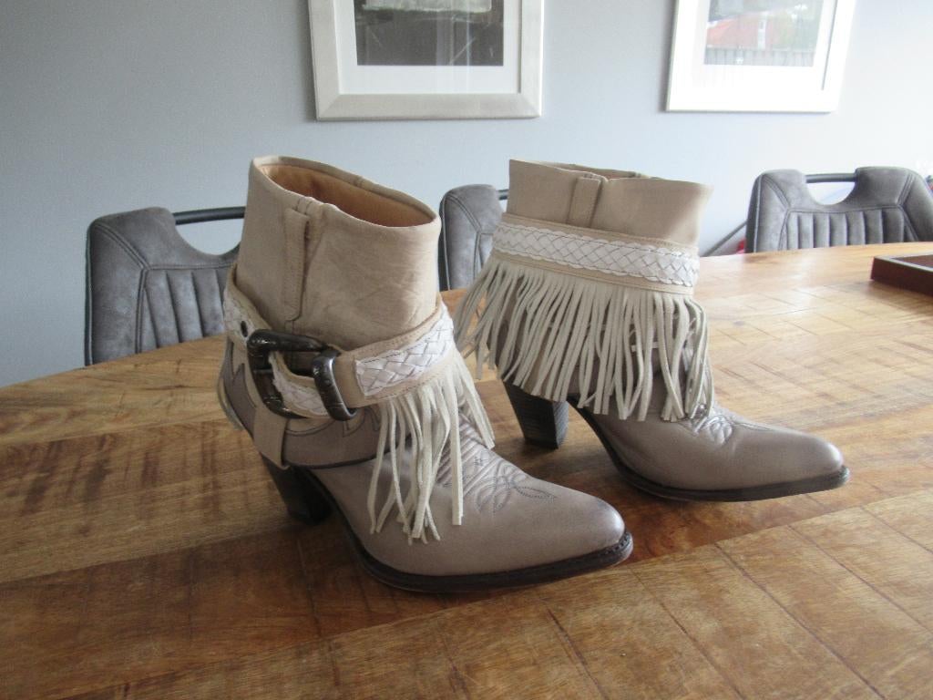 Sendra kort laarsje met franje maat 39, Sendra, Overige kleuren, Lage of Enkellaarzen, Ophalen of Verzenden