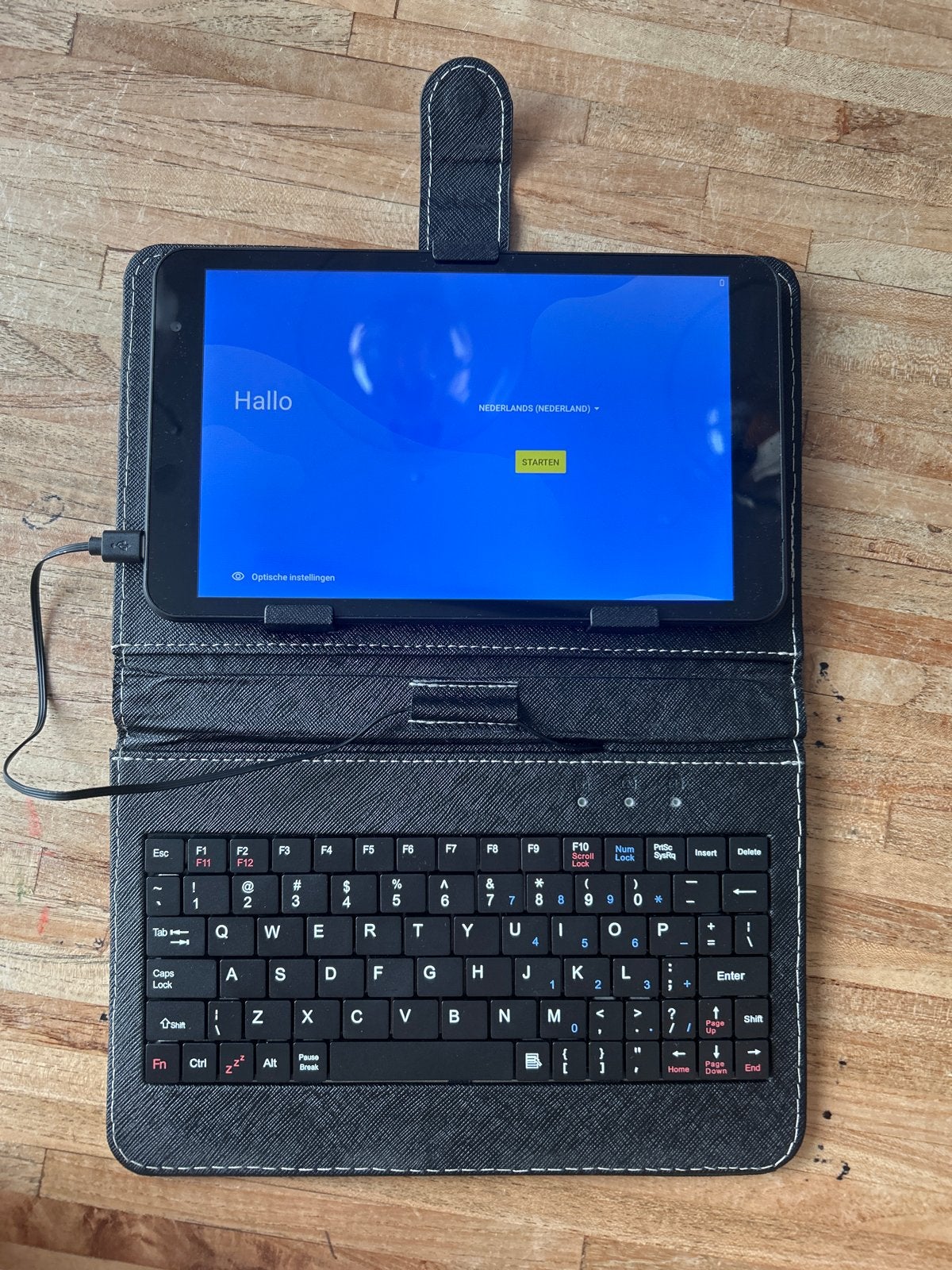 Tablet met toetsenbordhoes voor simpele taken of kinderen, Ophalen of Verzenden, Wi-Fi, Gebruikt, Usb-aansluiting