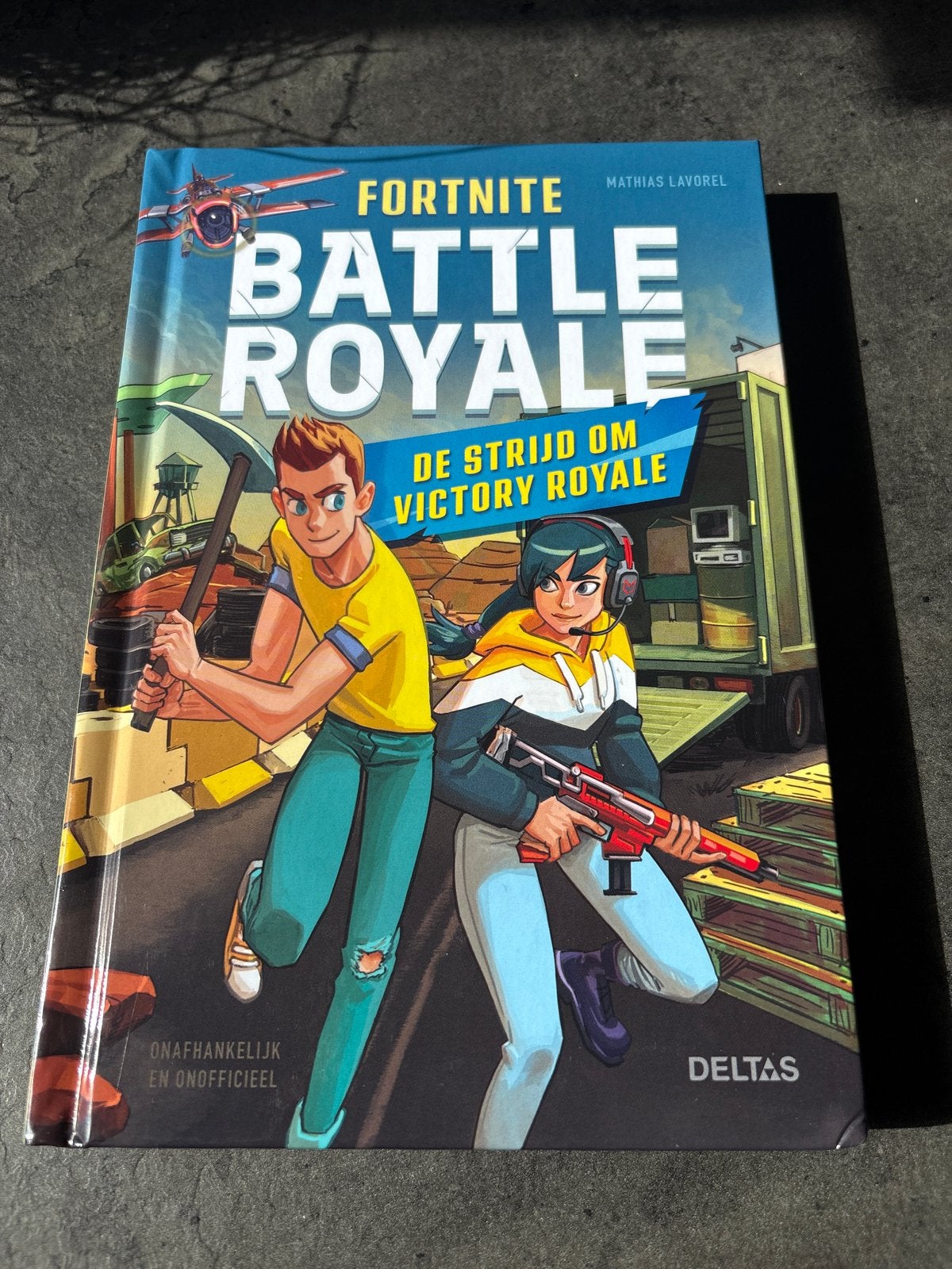 Fortnite Battle Royale: De Strijd om Victory Royale, Ophalen of Verzenden, Zo goed als nieuw, Fictie