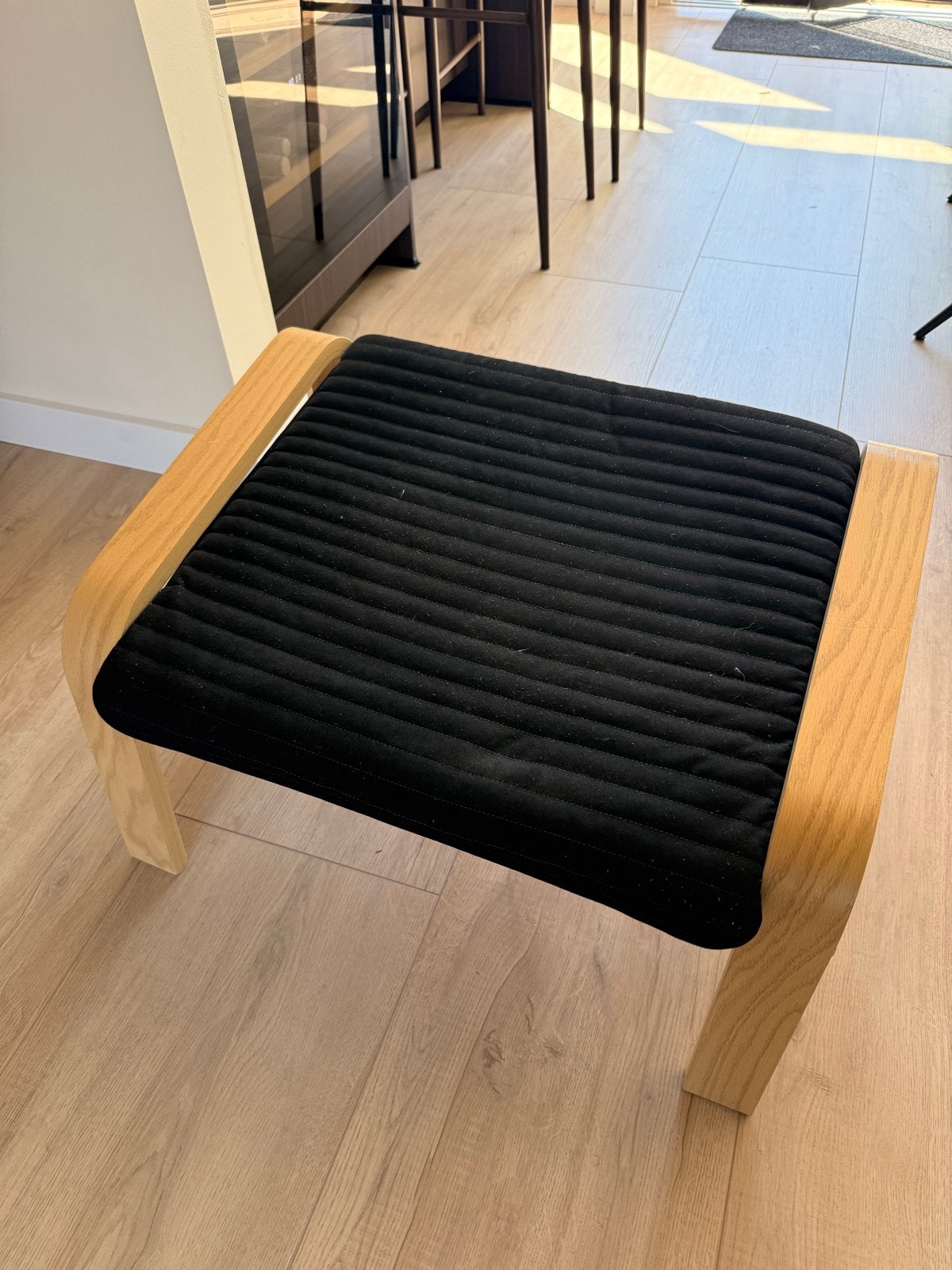 IKEA Voetenbankje met Zwart Kussen, Ophalen, Minder dan 50 cm, Gebruikt, 50 tot 75 cm