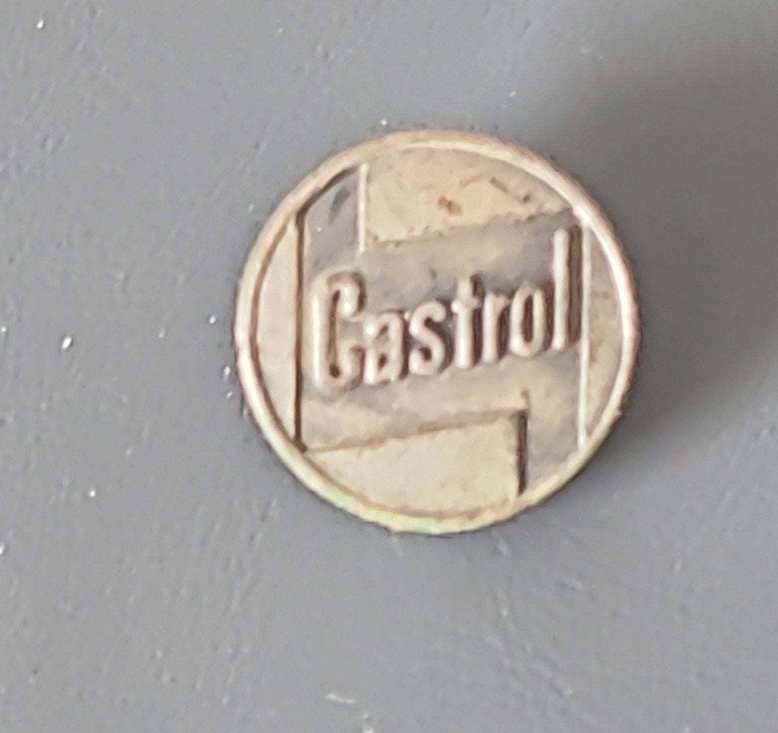 Vintage Castrol Speldje - Uniek verzamelobject, Verzamelen, Verzenden, Gebruikt, Merk, Speldje of Pin