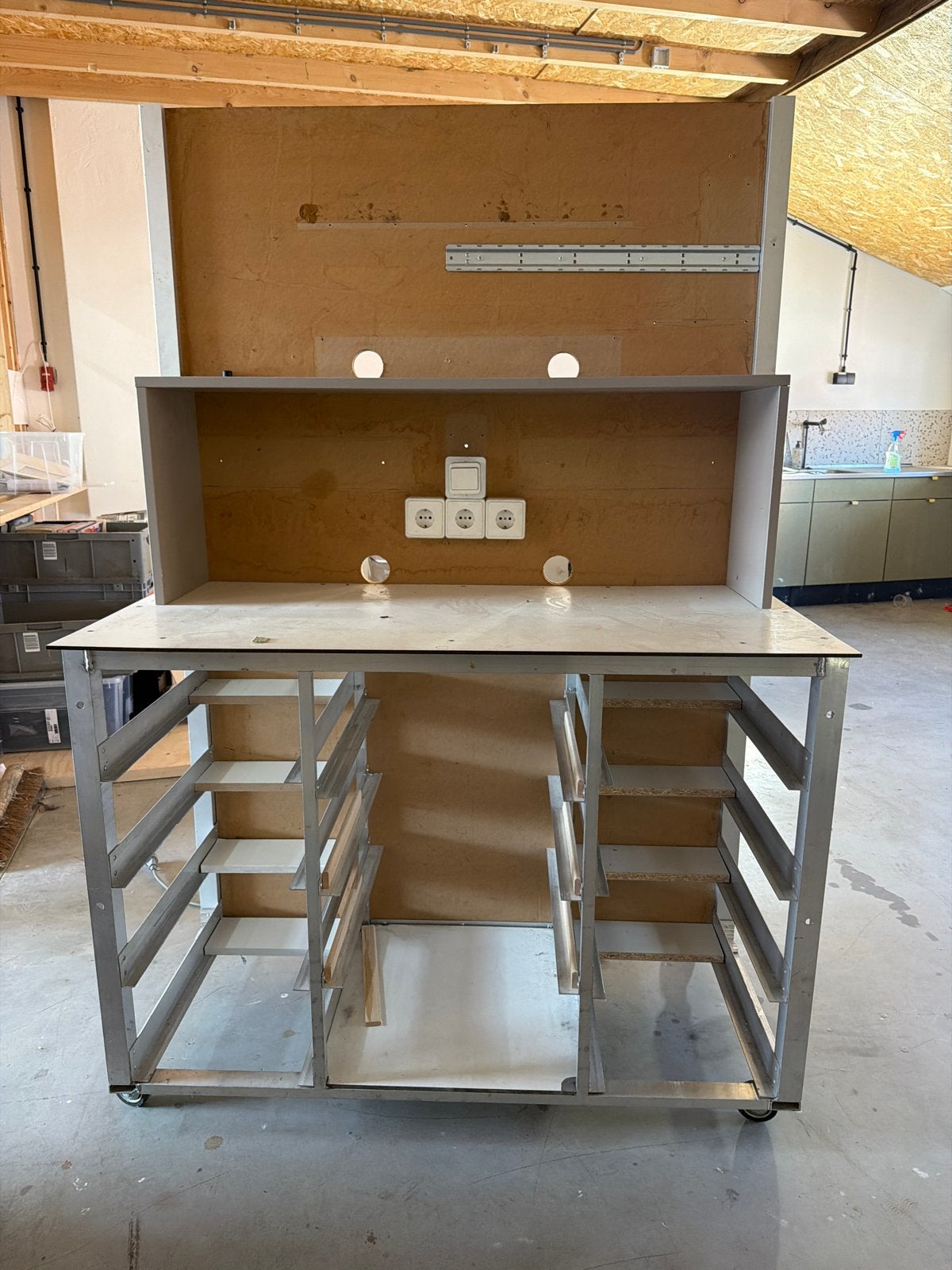 Verrijdbare werkbank met opbouw, geschikt voor eurokratjes, Doe-het-zelf en Verbouw, Werkbanken, Ophalen, Gebruikt, 120 tot 170 cm