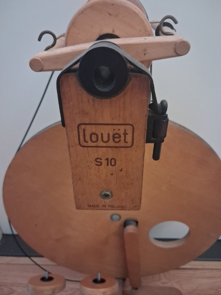 Spinnewiel louet S10, Hobby en Vrije tijd, Spinnewielen en Spinnen, Ophalen of Verzenden, Gebruikt, Spinnewiel
