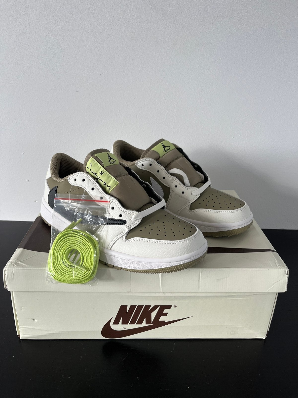 Travis Scott x Air Jordan 1 Low Reverse Mocha maat 39, Kleding | Heren, Overige kleuren, Nieuw, Ophalen of Verzenden, Sneakers of Gympen
