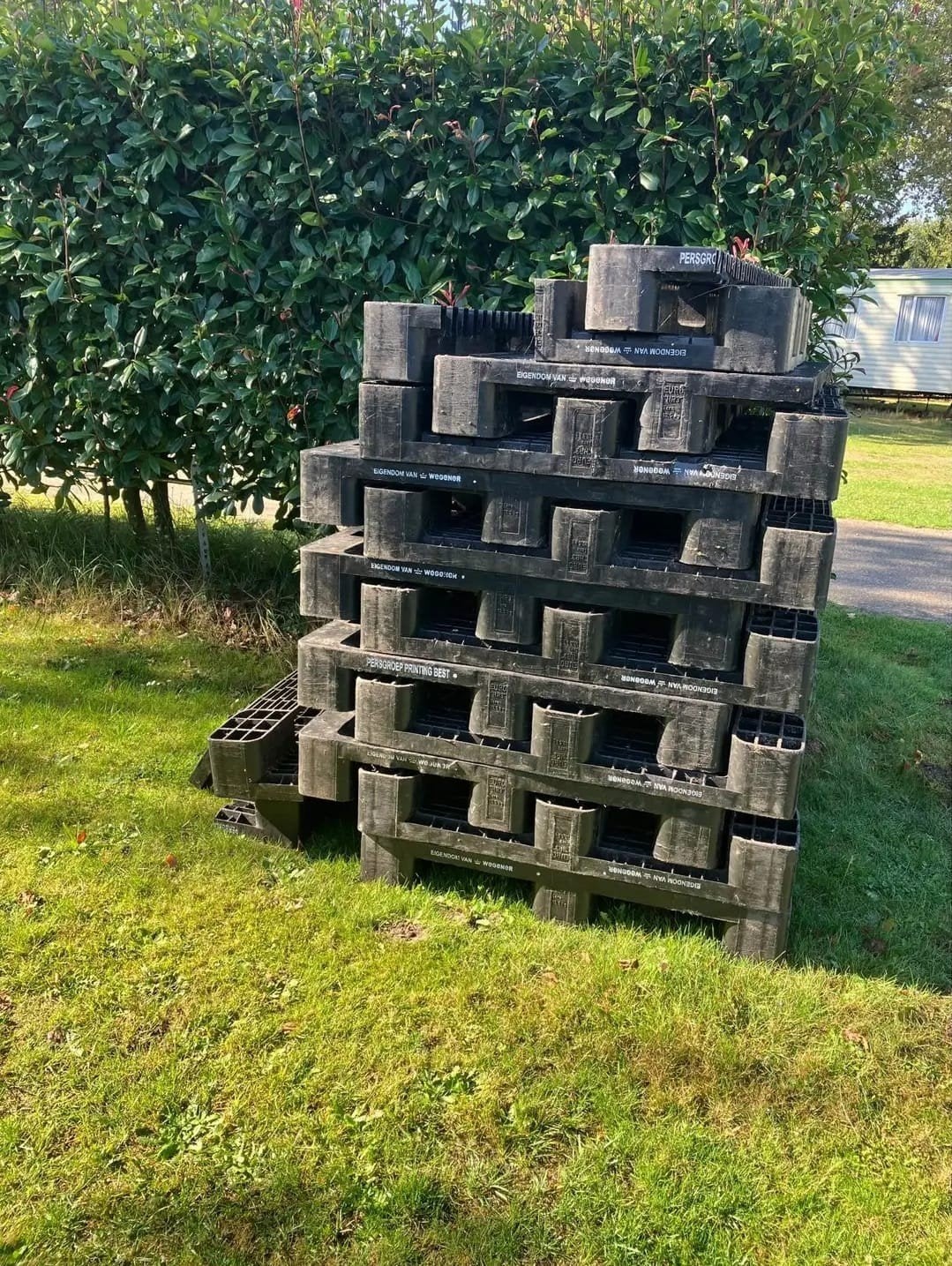 Kunststof pallets hele en stukken uit voortent van caravan, Ophalen, Gebruikt