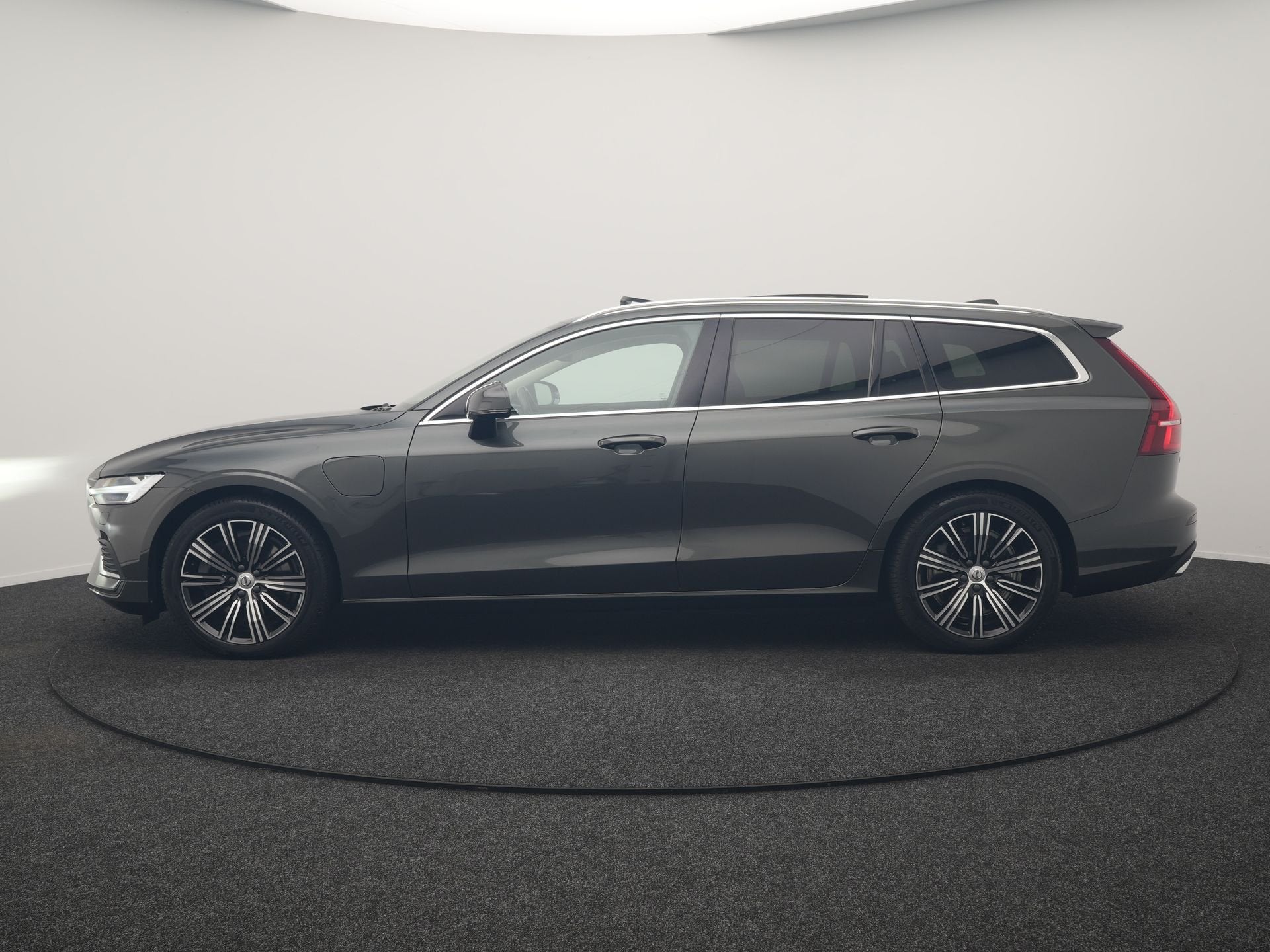 Volvo V60 T6 Recharge AWD Inscription PHEV 340pk Dealer O.H, Auto's, Automaat, Dealer onderhouden, Zwart, 4 cilinders