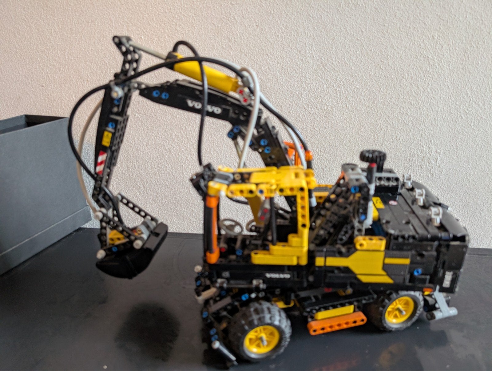 Lego Technic Volvo Graafmachine EW160E, Ophalen of Verzenden, Zo goed als nieuw, Overige merken