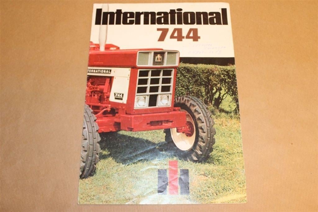 Zeldzame brochure - Tractor International 744 - 1974, Ophalen of Verzenden, Zo goed als nieuw