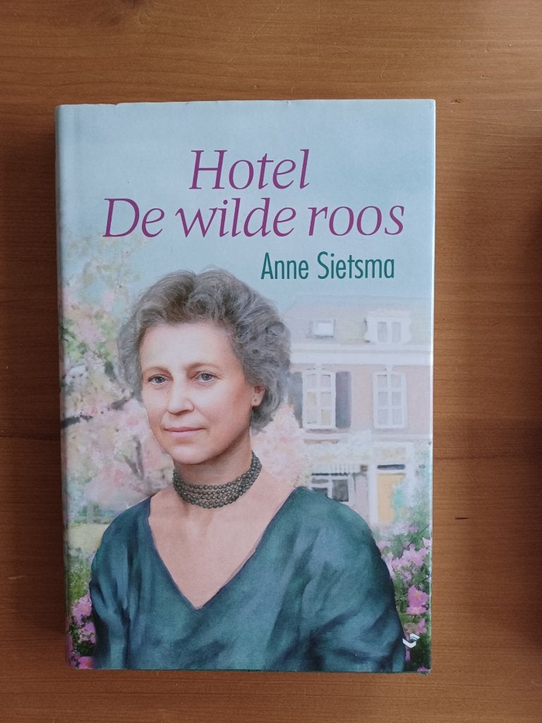 Hotel De wilde roos, Gelezen, Ophalen of Verzenden, Nederland, Anne Sietsma