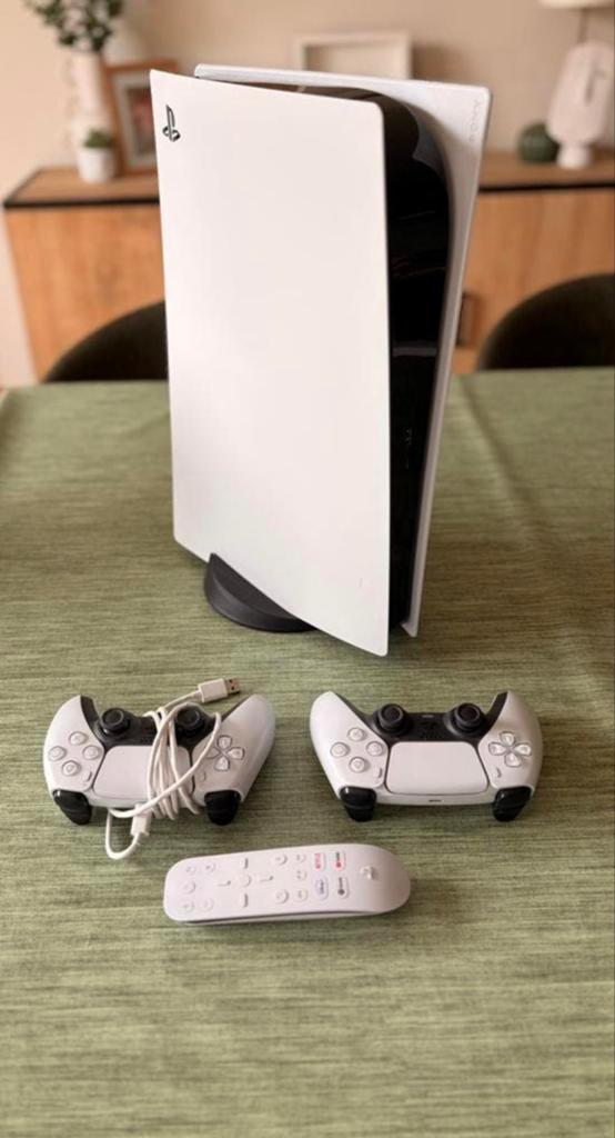 Playstation 5 met 2 controllers en afstandsbediening, 2 spelers, Ophalen, Zo goed als nieuw