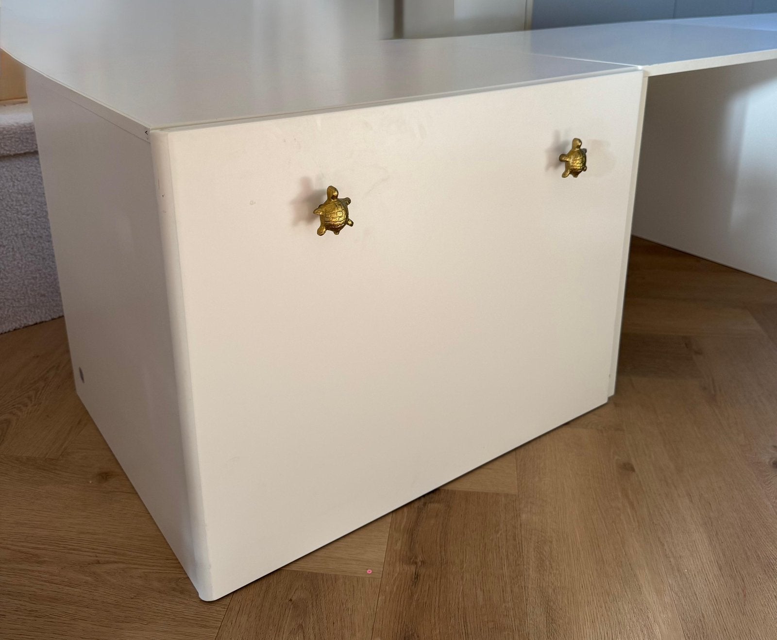 Petite Amelie houten speelgoedkisten met bureautje ‘Brise’, Kinderen en Baby's, Kinderkamer | Overige Meubels, Ophalen, Zo goed als nieuw