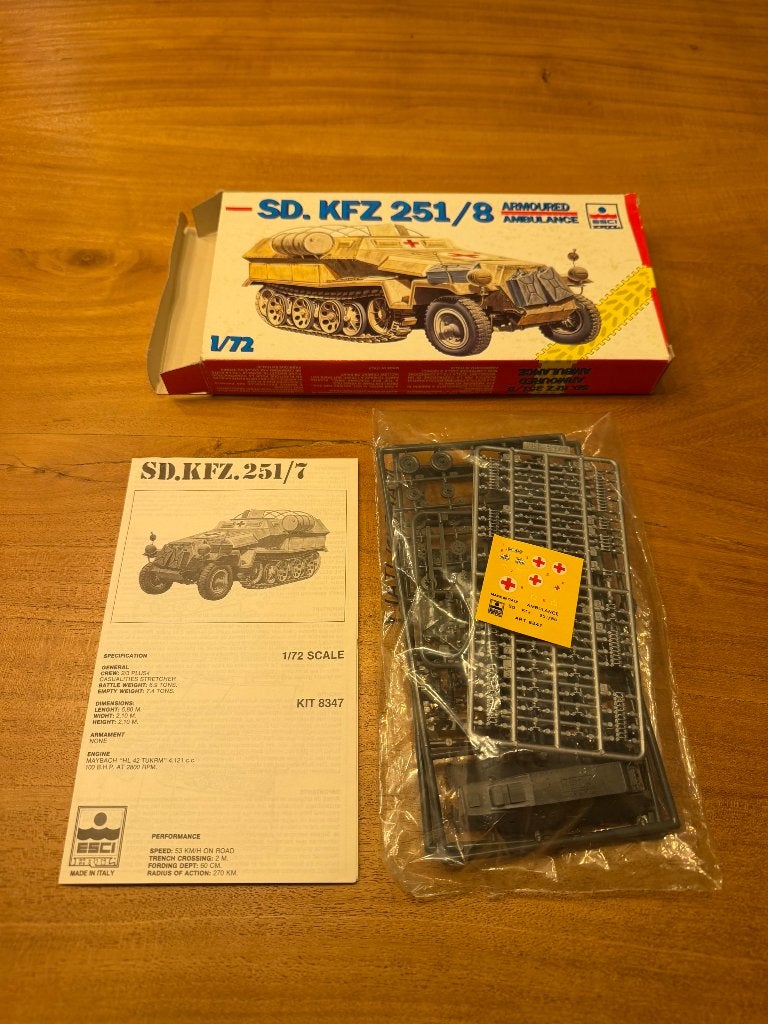 ESCI Sd.Kfz. 251/8 II Armoured Ambulance – 1:72, Overige merken, Gebruikt, Ophalen of Verzenden, Tank