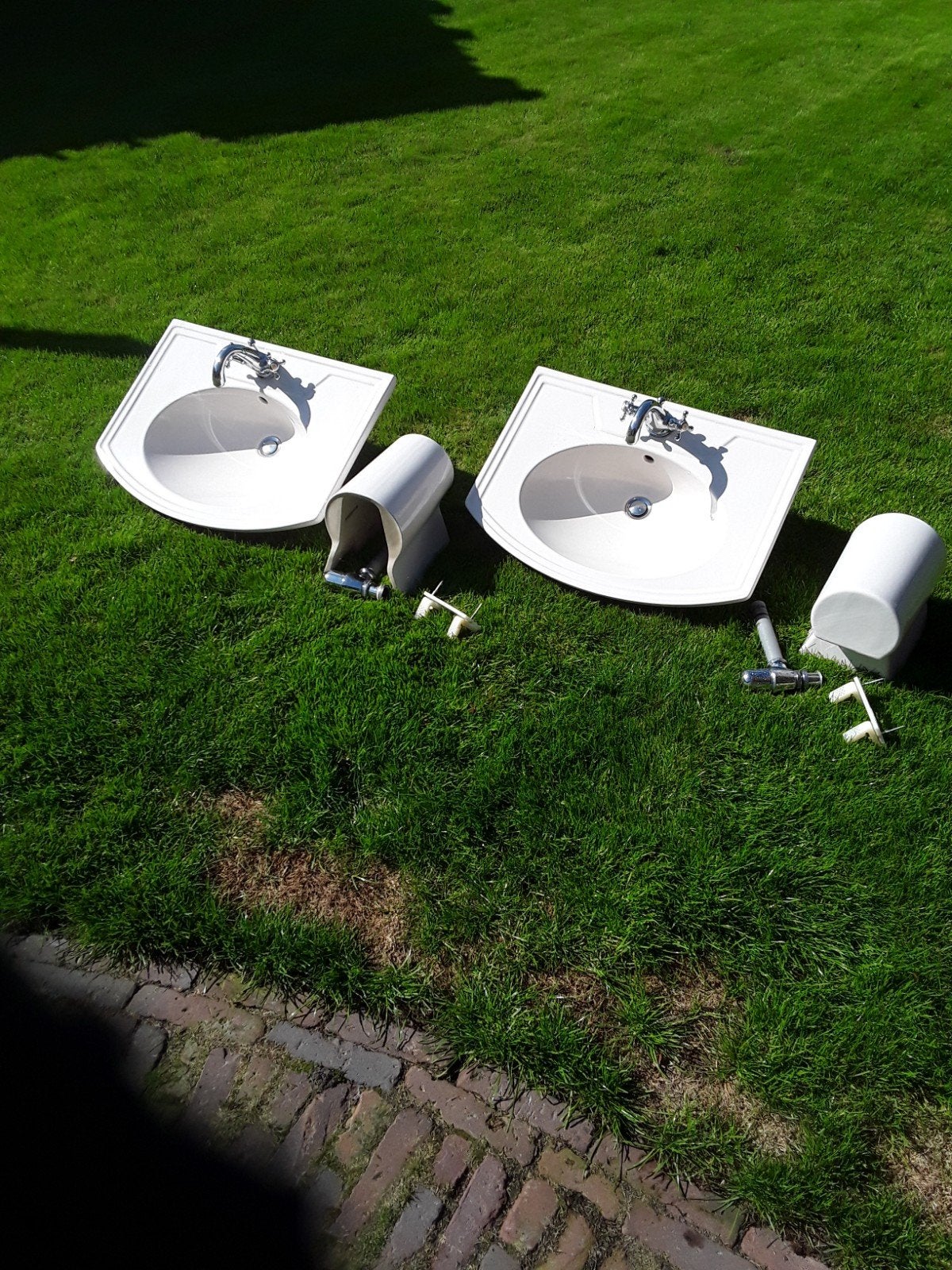 2xCamee wastafels met kranen en sifons., Ophalen, Zo goed als nieuw, Wastafel