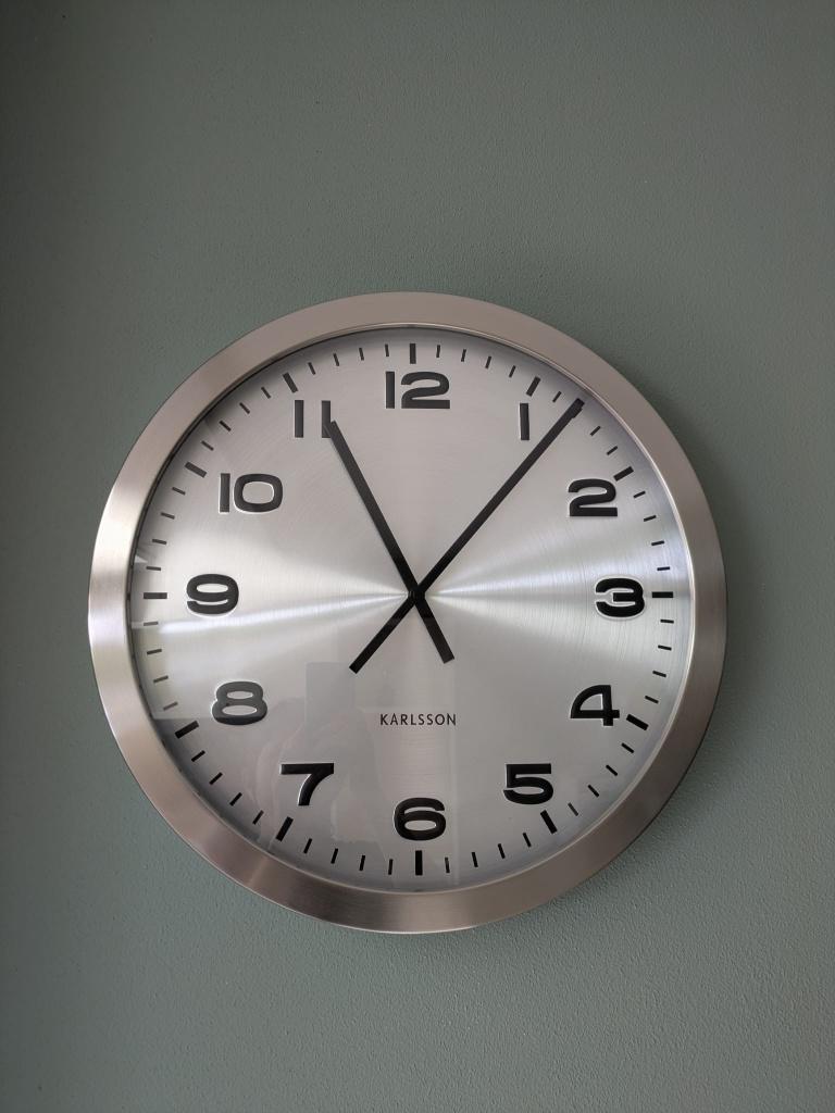 Grote wandklok Karlsson 50 cm, Ophalen, Zo goed als nieuw, Analoog, Wandklok