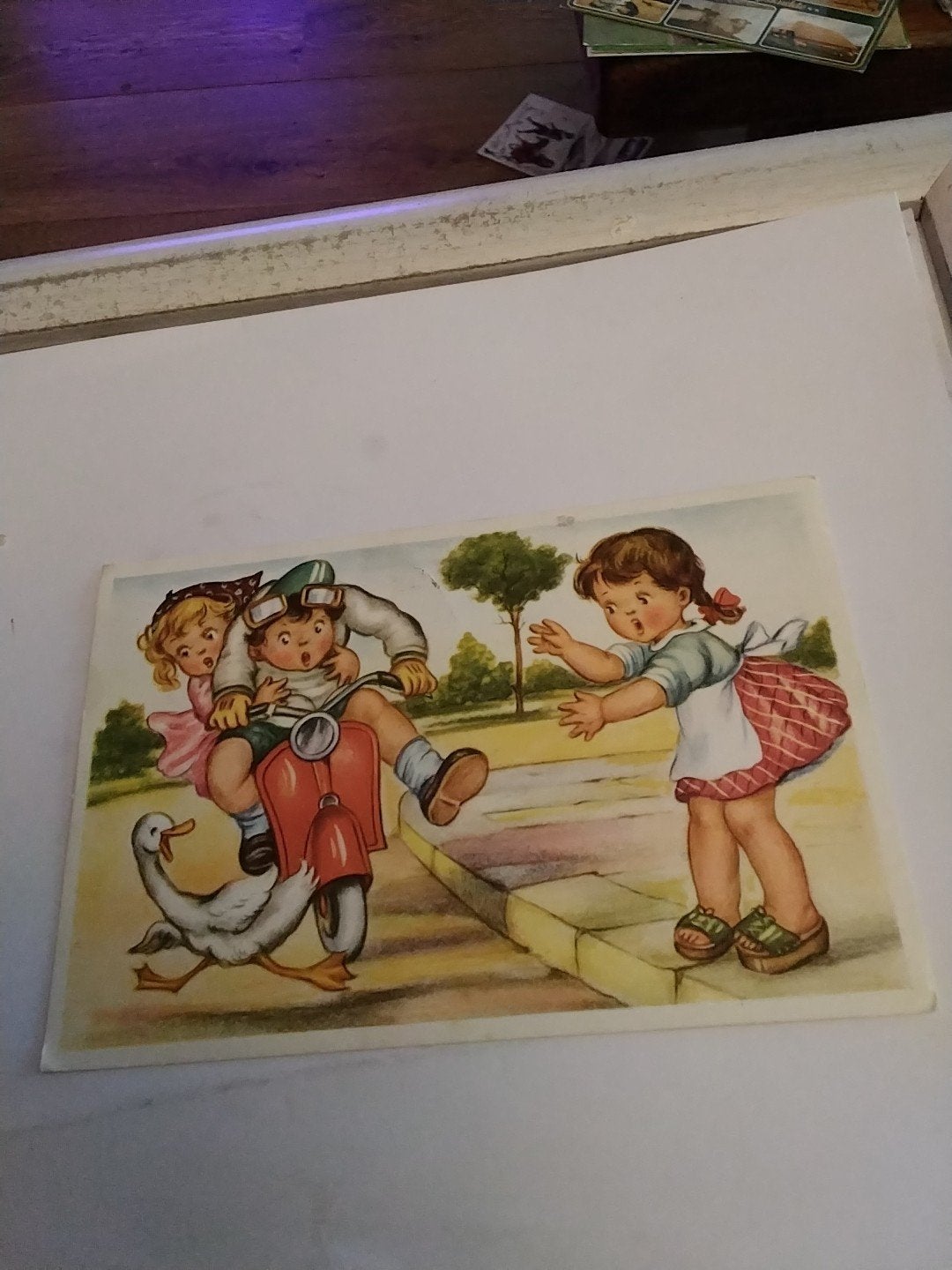 Vintage Ansichtkaart: Kinderen op Scooter met Gans, Ophalen of Verzenden, 1940 tot 1960, Gelopen
