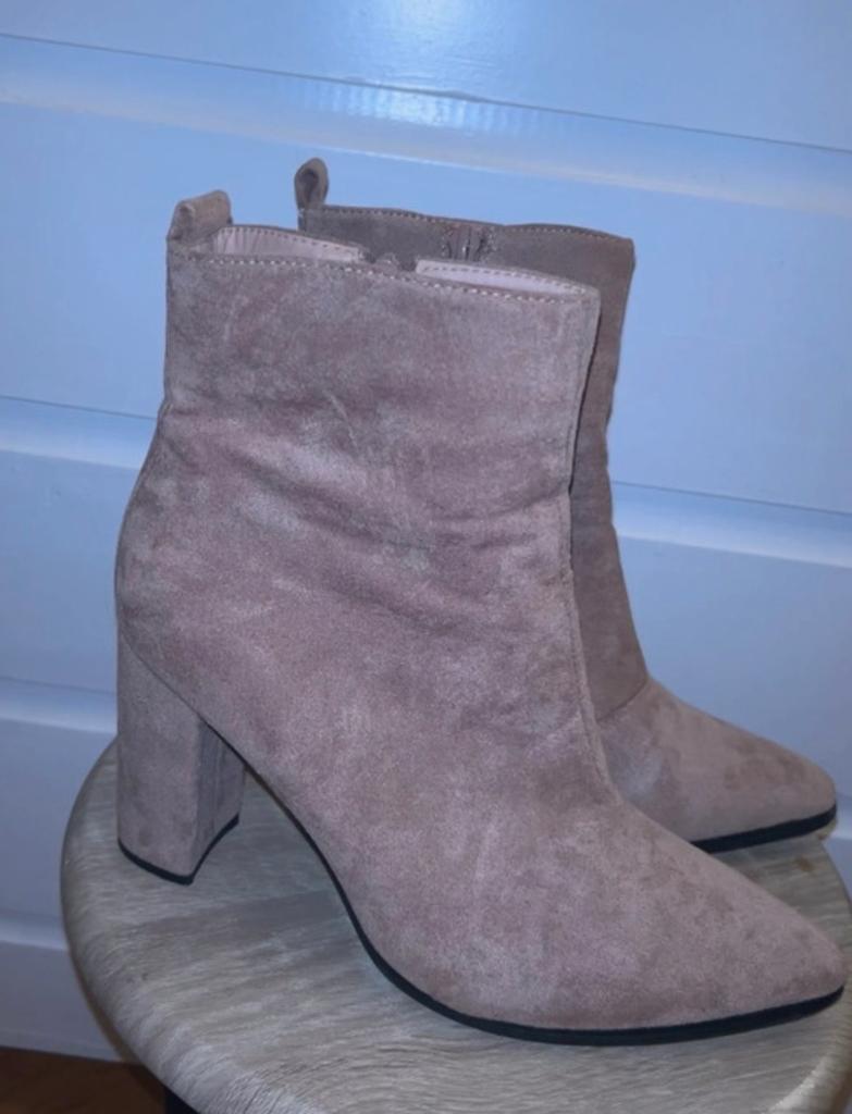 Mooie roze/beige suède hakken - Maat 39, Kleding | Dames, Schoenen, Ophalen of Verzenden, Zo goed als nieuw, Schoenen met hoge hakken