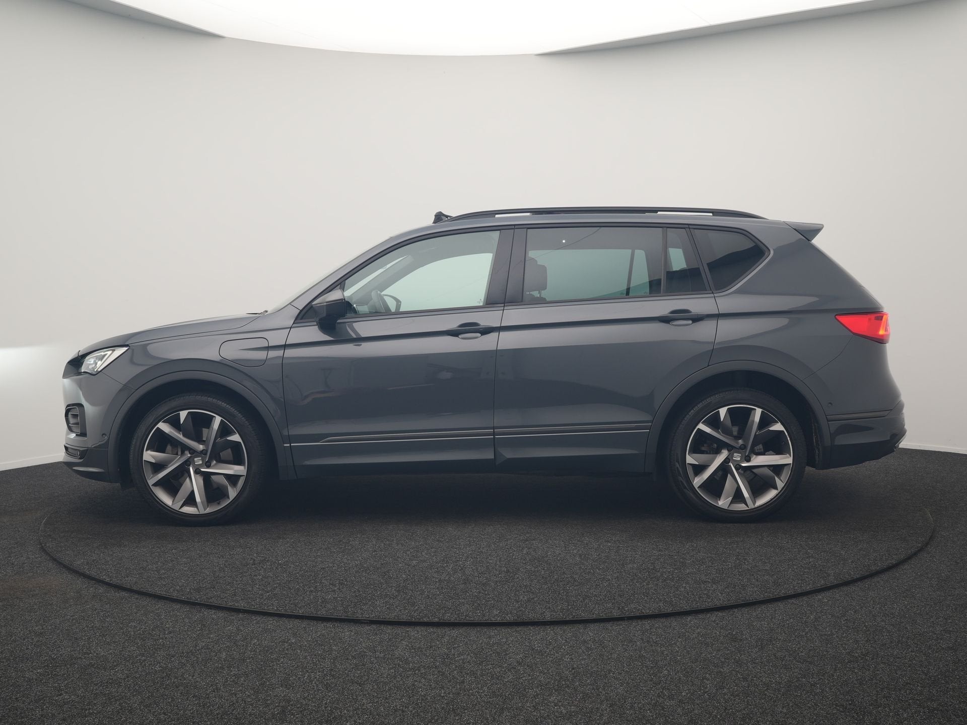 SEAT Tarraco 1.4 TSI e-Hybrid FR Business Intense PHEV 245pk, Auto's, Dealer onderhouden, Zwart, 4 cilinders, Adaptive Cruise Control