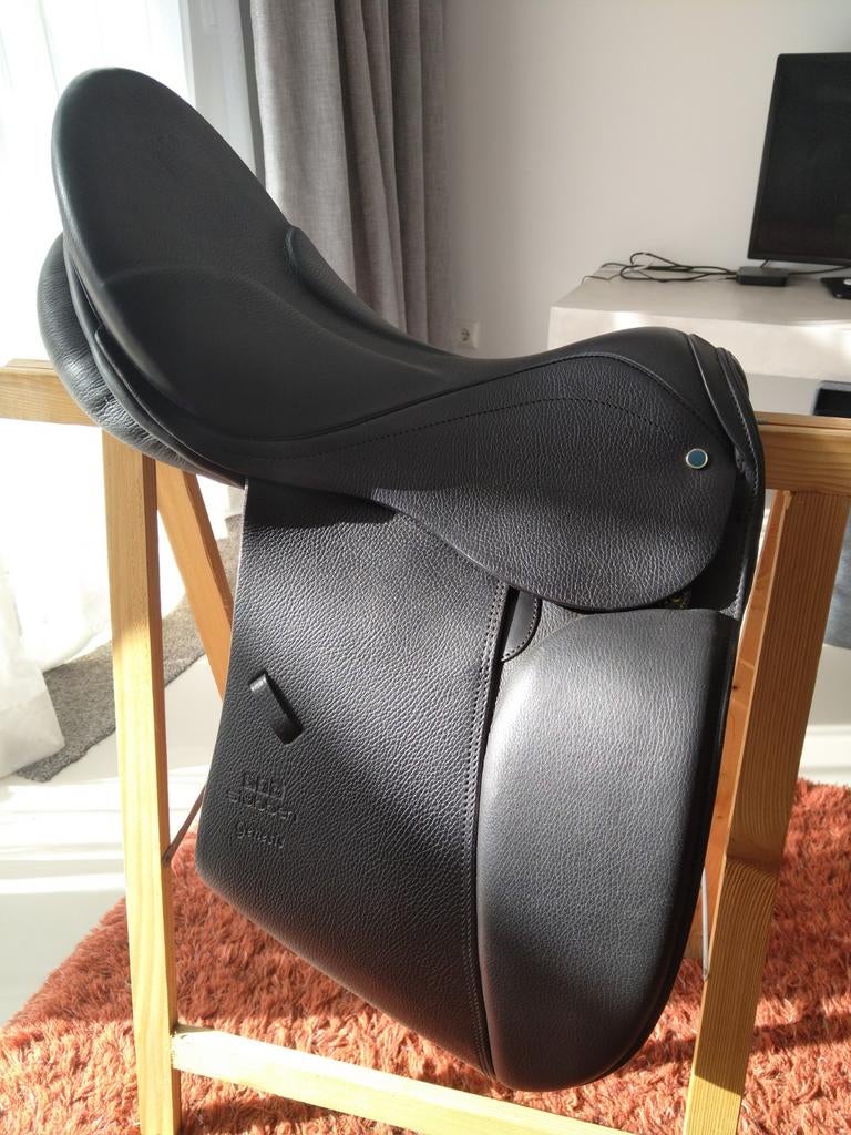 Stubben Genesis dressuur zadel met Biomex 17'5 inch, Ophalen of Verzenden