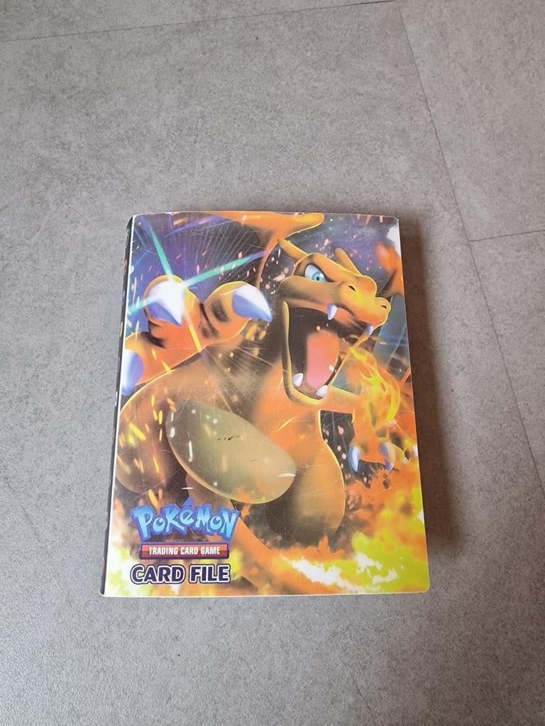 Pokemon Card File met Charizard en andere GX kaarten, Ophalen of Verzenden