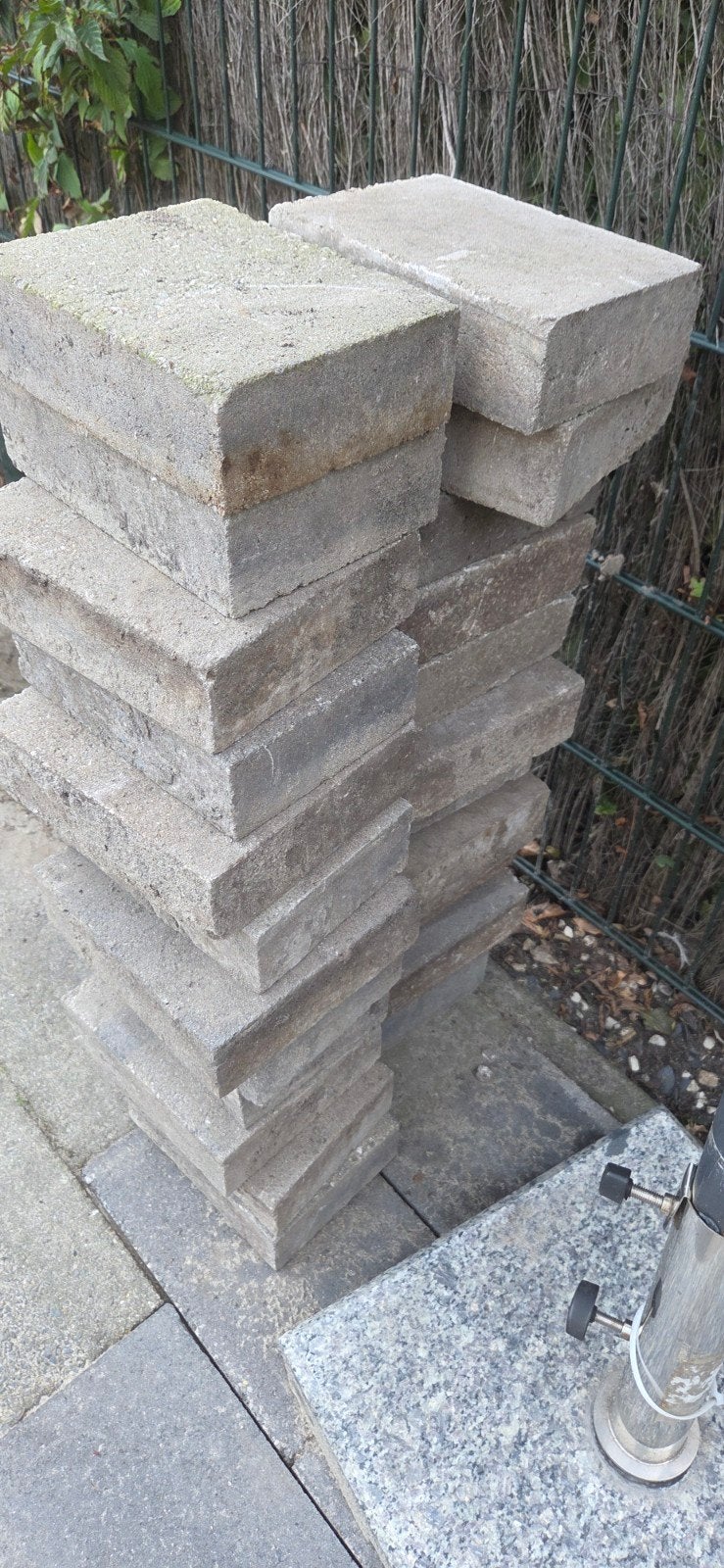 Gratis grijze Abbeystones gesneden - 24 stuks, Tuin en Terras, Ophalen, Gebruikt, Beton, Klinkers