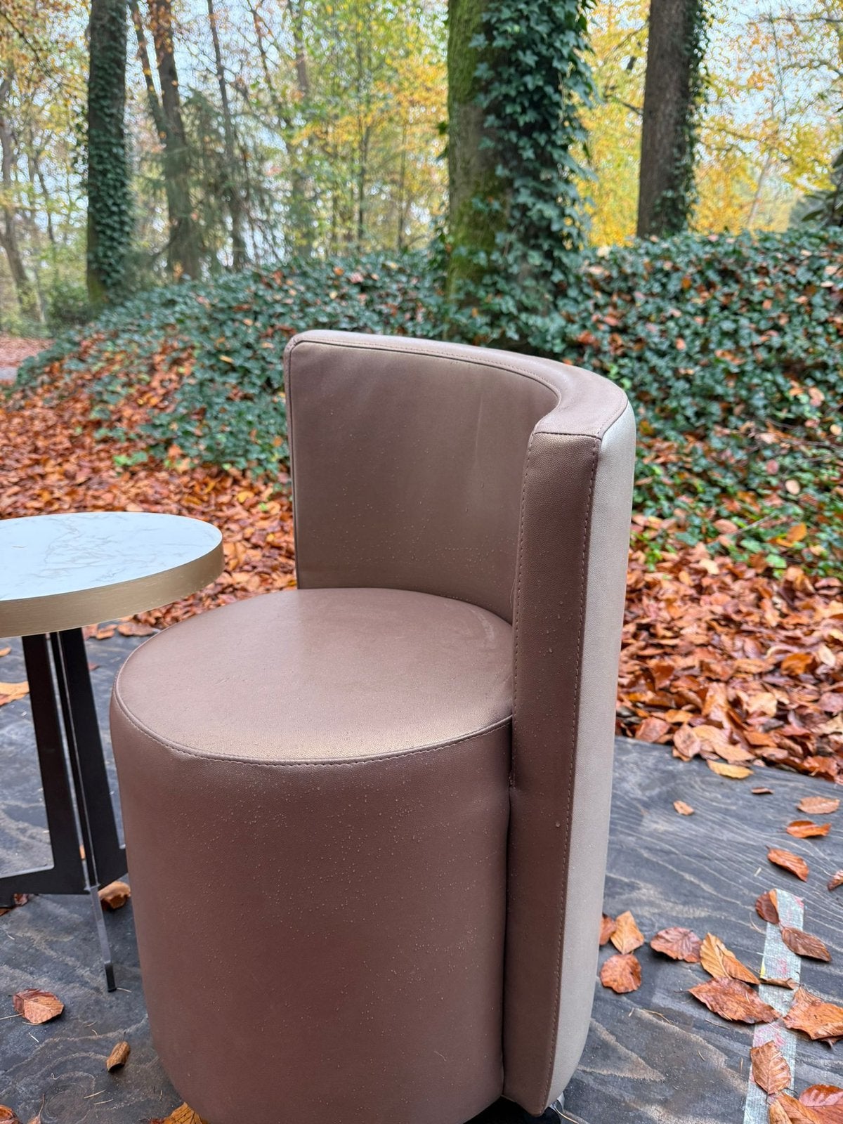 Nieuwe stoel van kunstleder uit showroom, Kunststof, Bruin, Nieuw, Ophalen of Verzenden