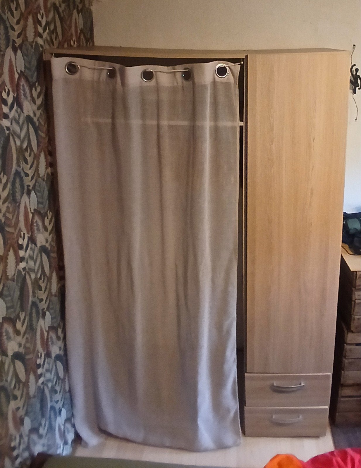 Kledingkast met gordijntje, Ophalen, Gebruikt, 100 tot 150 cm, Met lade(s)