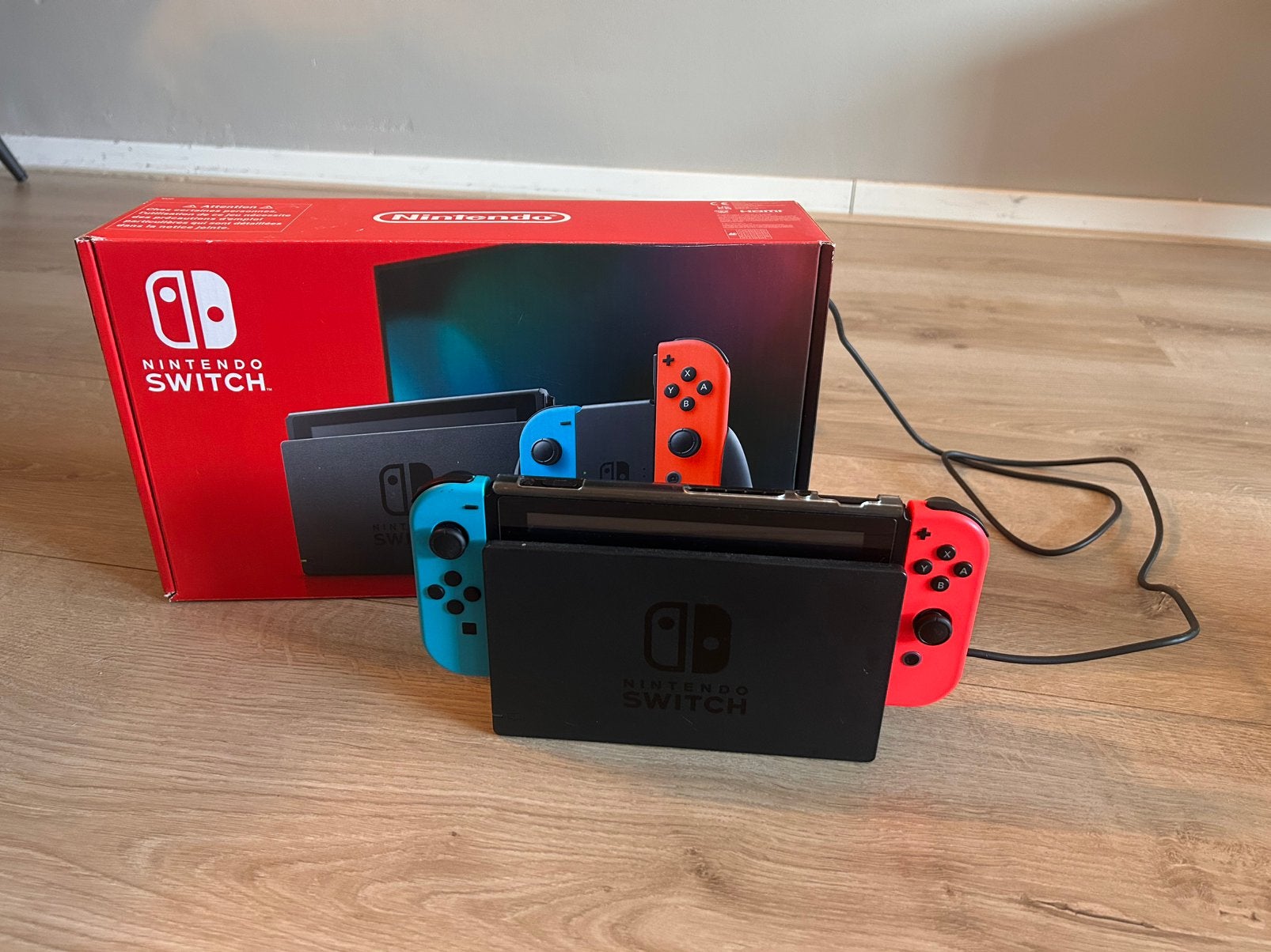 Nintendo switch + 4 joy-cons + laadstation + originele doos, Spelcomputers en Games, Ophalen, Zo goed als nieuw, Met 3 controllers of meer