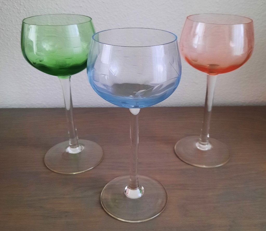 3 oude gekleurde wijnglazen met gravure, Antiek en Kunst, Ophalen of Verzenden