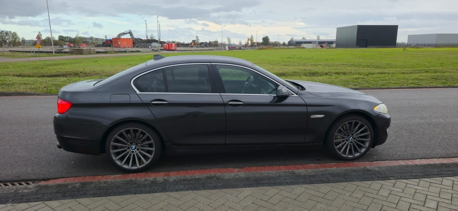 BMW 5-Serie 550i AUT 2011 Grijs open uitlaten, Auto's, Automaat, Achterwielaandrijving, 2000 kg, 4395 cc