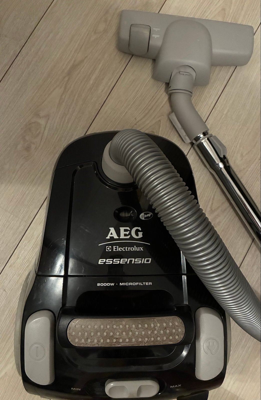AEG Essensio stofzuiger met handige borstels en lang snoer, Inclusief accessoires, Gebruikt, 2000 watt of meer, Sledestofzuiger