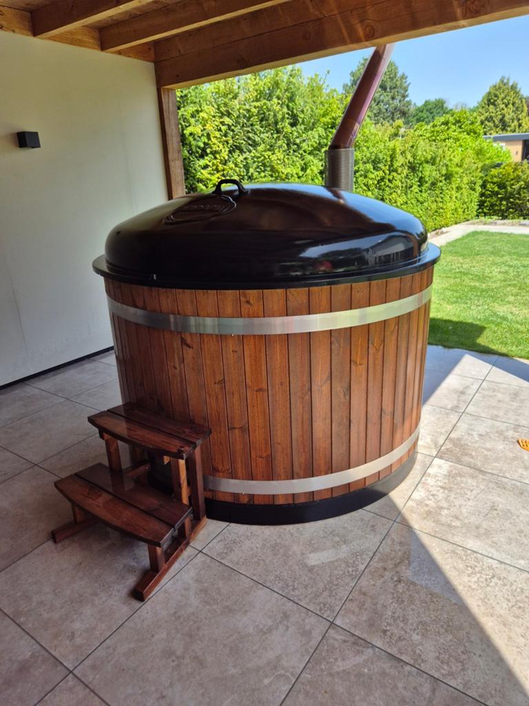 Kirami kunststof hottub houtgestookt met externe kachel, Ophalen, Zo goed als nieuw, Trap, Vast