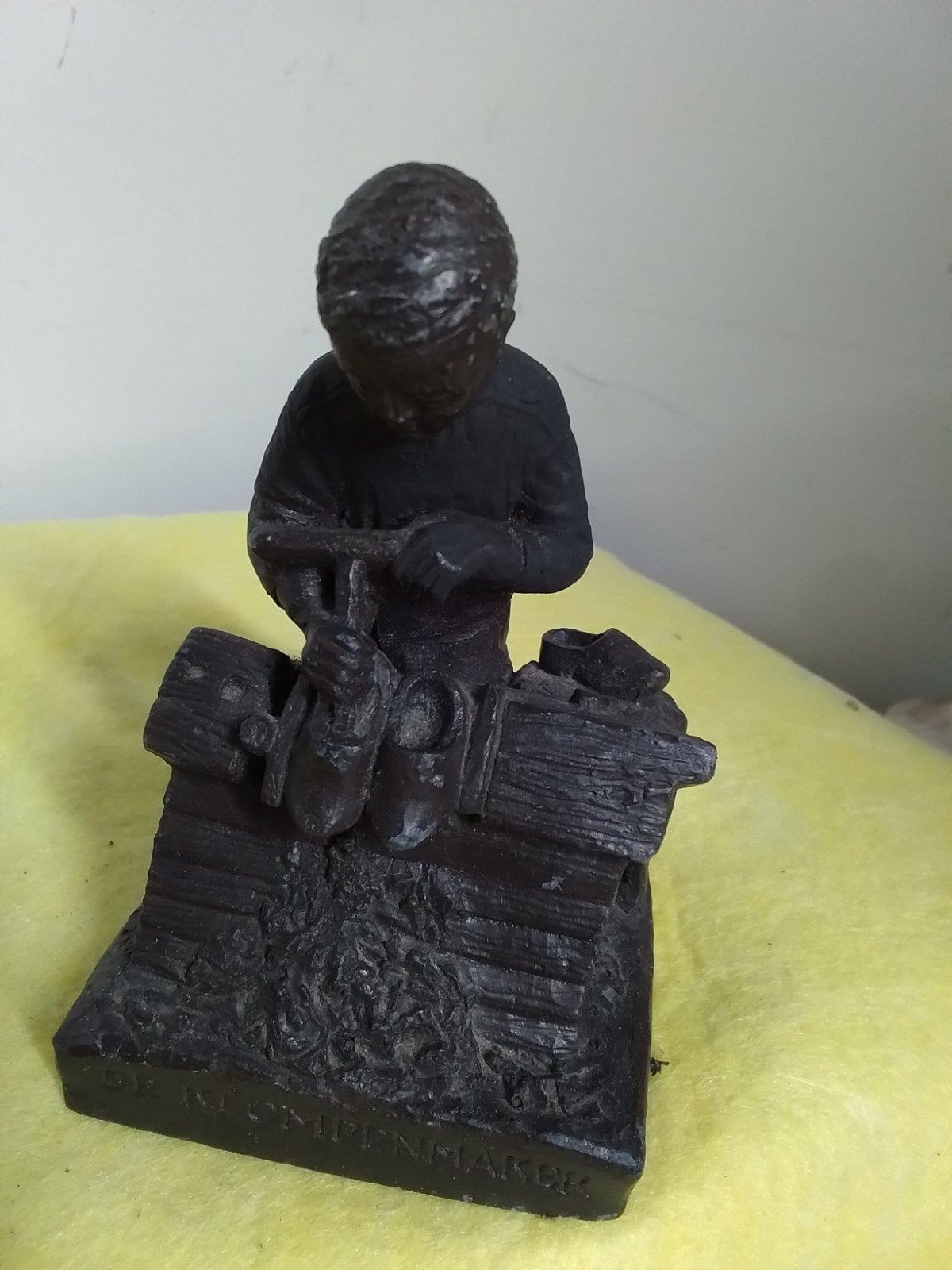 15414) mooi beeldje van  klompenmaker   hoog 10cm, Ophalen of Verzenden, Zo goed als nieuw, Dier