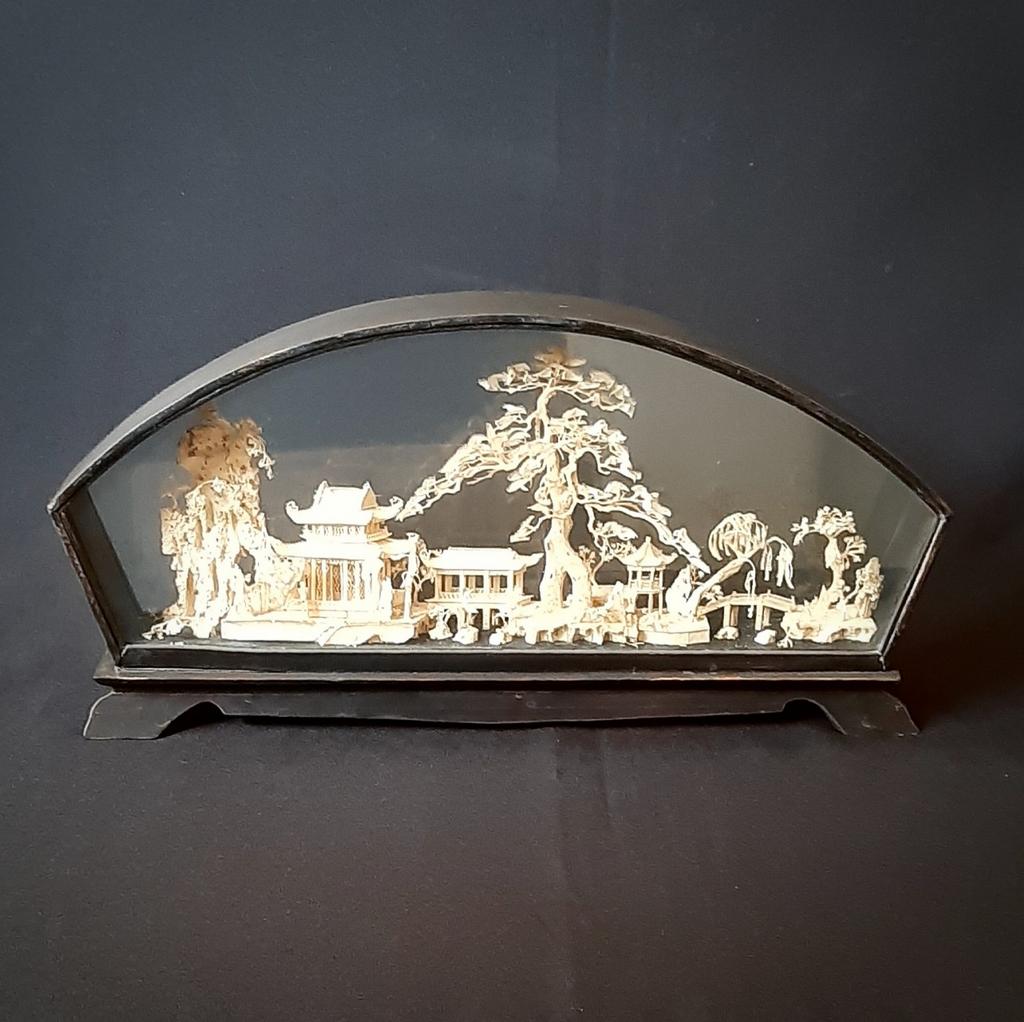 Antiek handgesneden Chinees landschap in vitrine, Overige typen, Natuurlijk materiaal, Ophalen of Verzenden, Handgemaakt