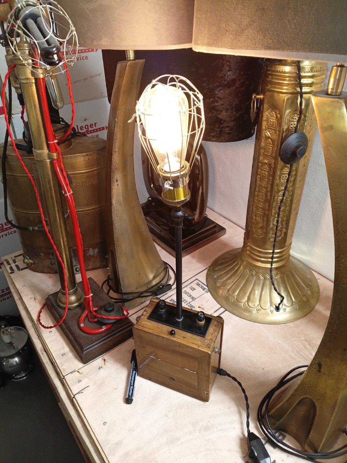 Lamp gemaakt van oud zend apparaat/radio, Ophalen, Bureaulamp, E27 (groot), Zo goed als nieuw