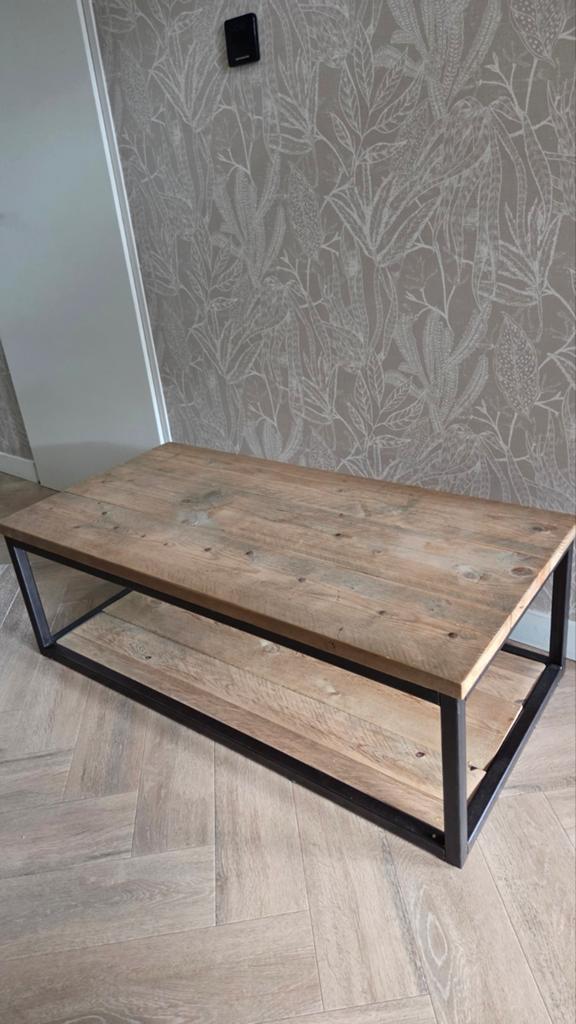 Salontafel van steigerhout en metaal, Huis en Inrichting, Tafels | Salontafels, Overige houtsoorten, Gebruikt, 100 tot 150 cm