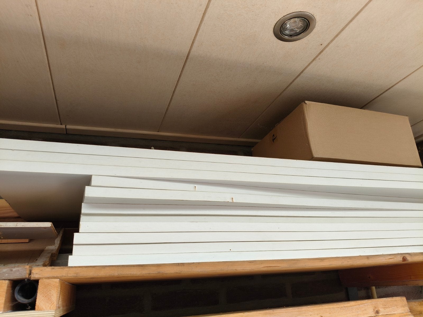 11 planken met hangsystemen voor kelderopslag, Ophalen, Gebruikt