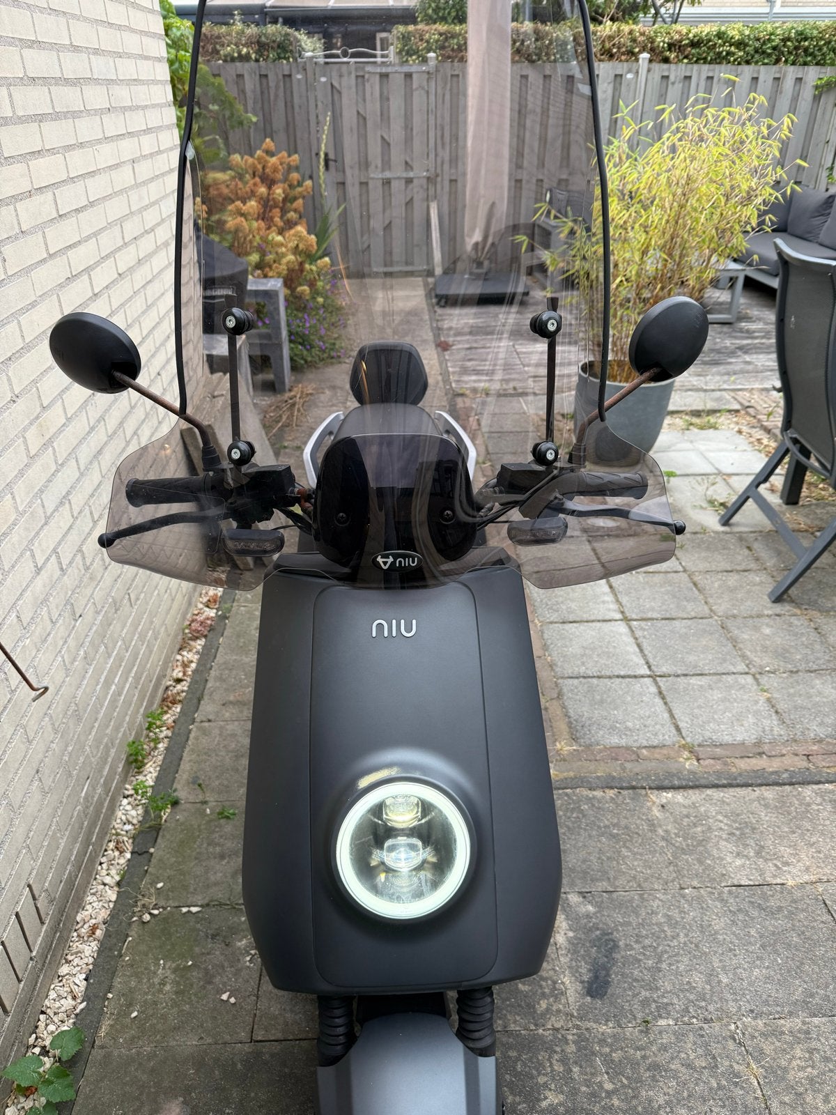 Niu N1S 2020 - Blauw kenteken, incl. slot en windscherm, Fietsen en Brommers, Snorfietsen en Snorscooters, Ophalen, Gebruikt, Elektrisch