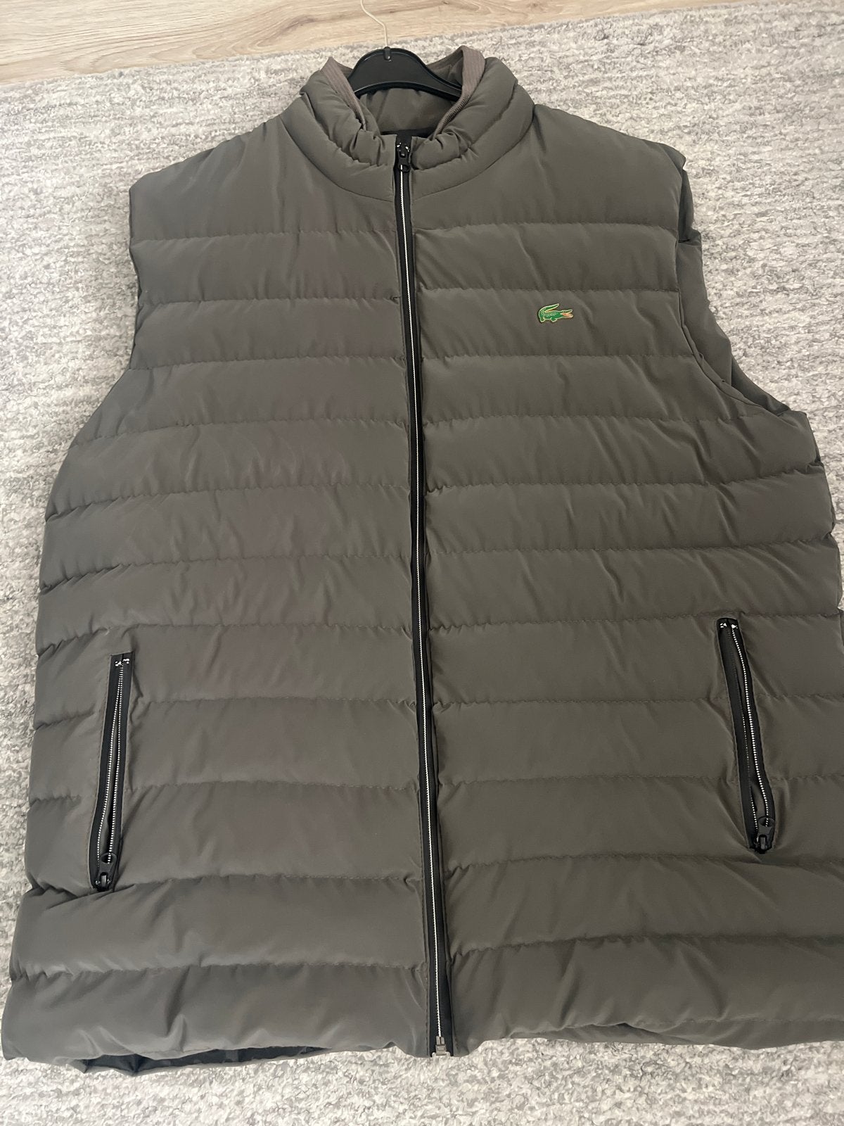 Lacoste Bodywarmer Heren XL - Zo goed als nieuw, Kleding | Heren, Ophalen, Nieuw, Maat 56/58 (XL), Grijs