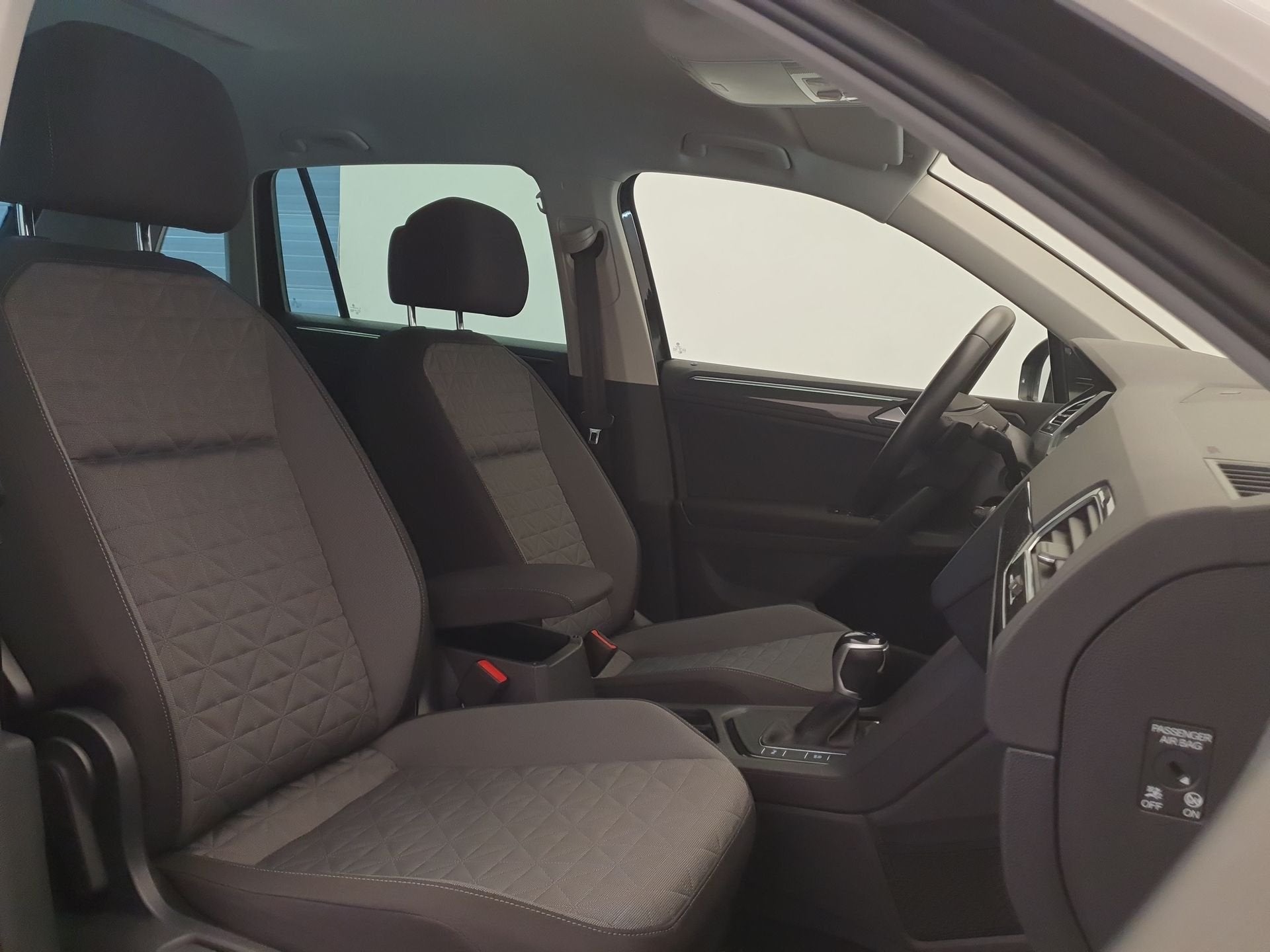 Volkswagen Tiguan 1.5 TSI 150pk DSG/AUT Life Business Wegkla, Auto's, Stof, 4 cilinders, Zwart, Automatische klimaatregeling