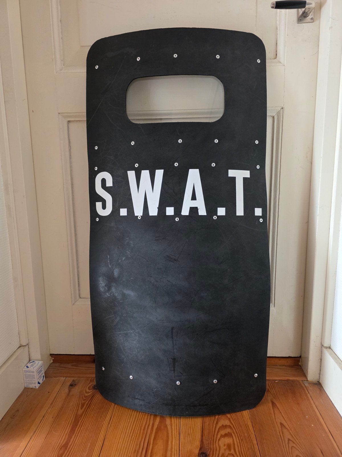SWAT schild voor carnaval, Carnaval, Overige maten, Ophalen of Verzenden, Accessoires