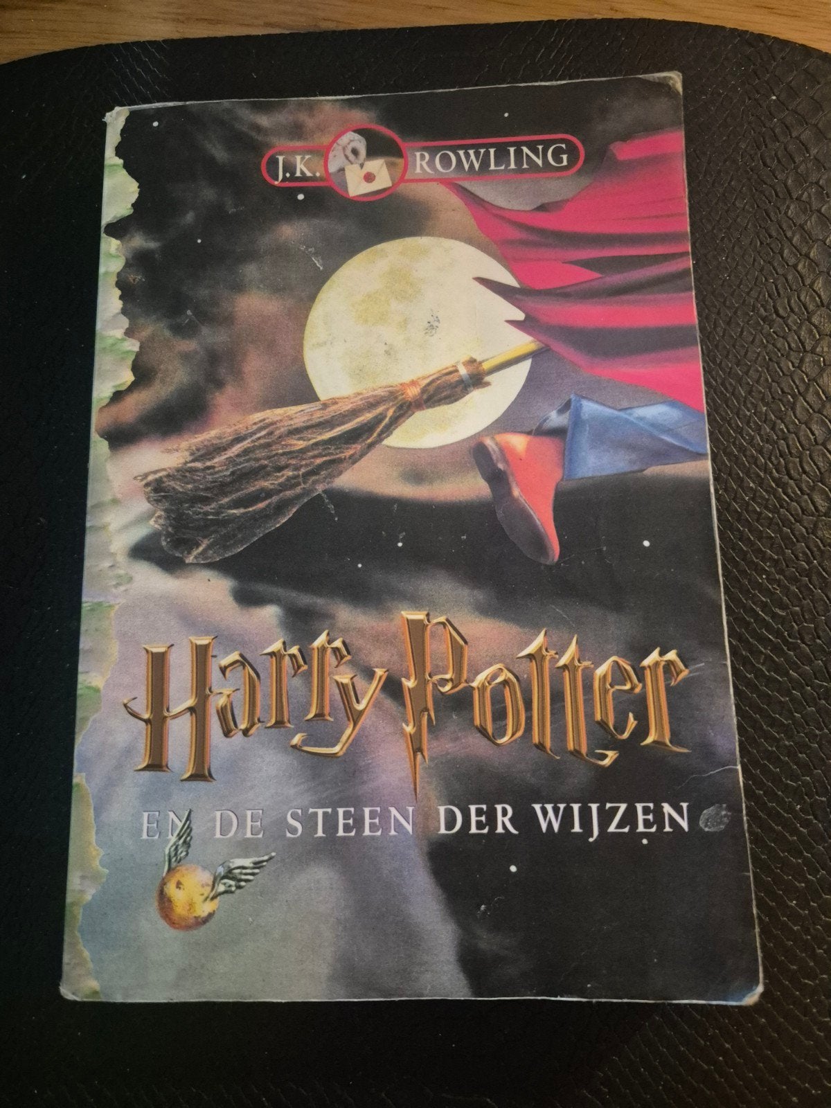 J.K. Rowling - Harry Potter en de steen der wijzen, Boeken, Kinderboeken | Jeugd | 10 tot 12 jaar, Ophalen of Verzenden, Zo goed als nieuw