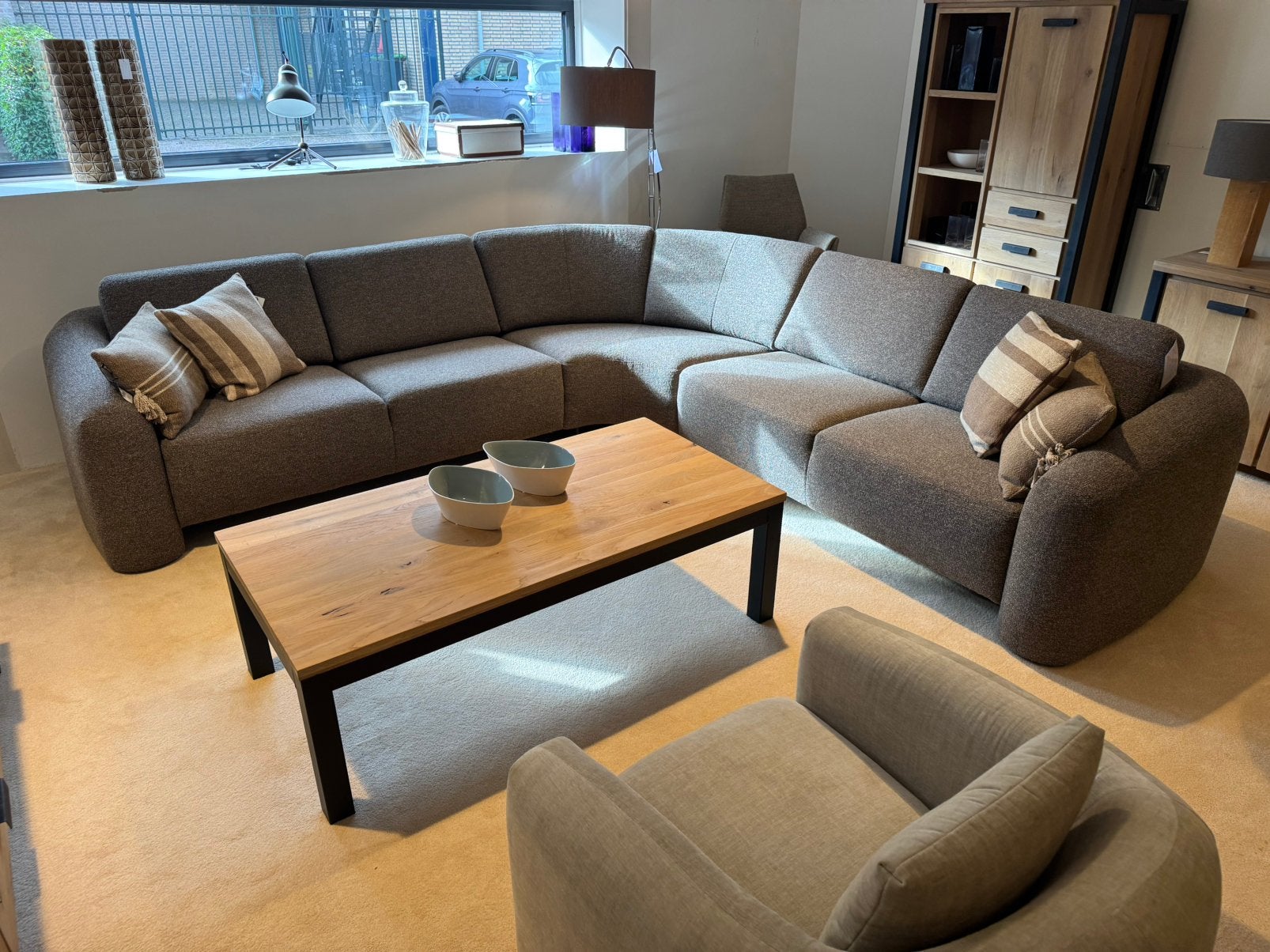 GLOEDNIEUWE HOEKBANK VAN €3999,- VOOR €2150,-, Ophalen, Nieuw, Stof