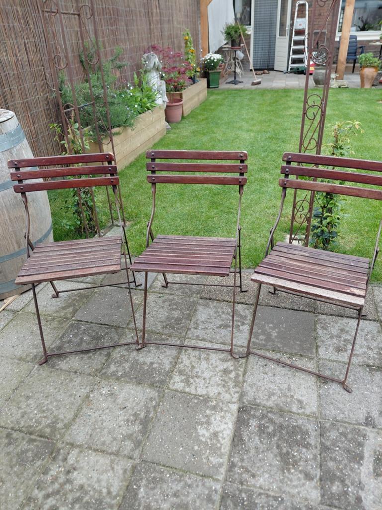 3 prachtige oude bistrostoeltjes, Tuin en Terras, Ophalen of Verzenden, Zo goed als nieuw, Hout