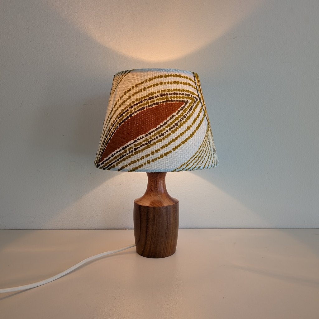 Vintage lamp Voet van hout. Kap met stof. Retro, Vintage, Meerkleurig, 30 cm, Met kap