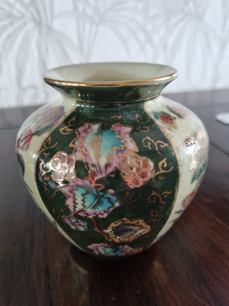 Japans Satsuma Porseleinen Vaasje - Qianlong Nian Zhi., Antiek en Kunst, Japan, Ophalen of Verzenden, Vaas, Gemerkt