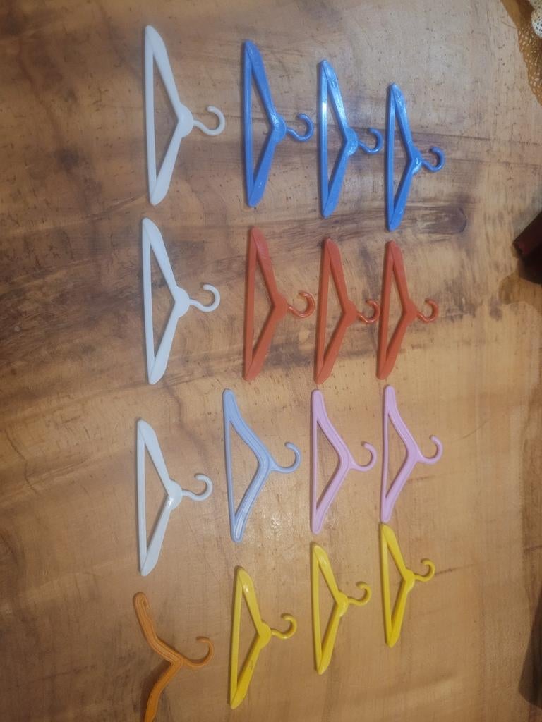 Barbie accessoires: kleerhangers, krulspelden, schoenen, Ophalen of Verzenden