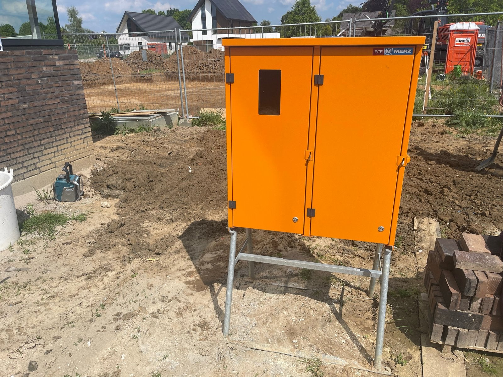 Bouwstroomkast met waterput, Ophalen