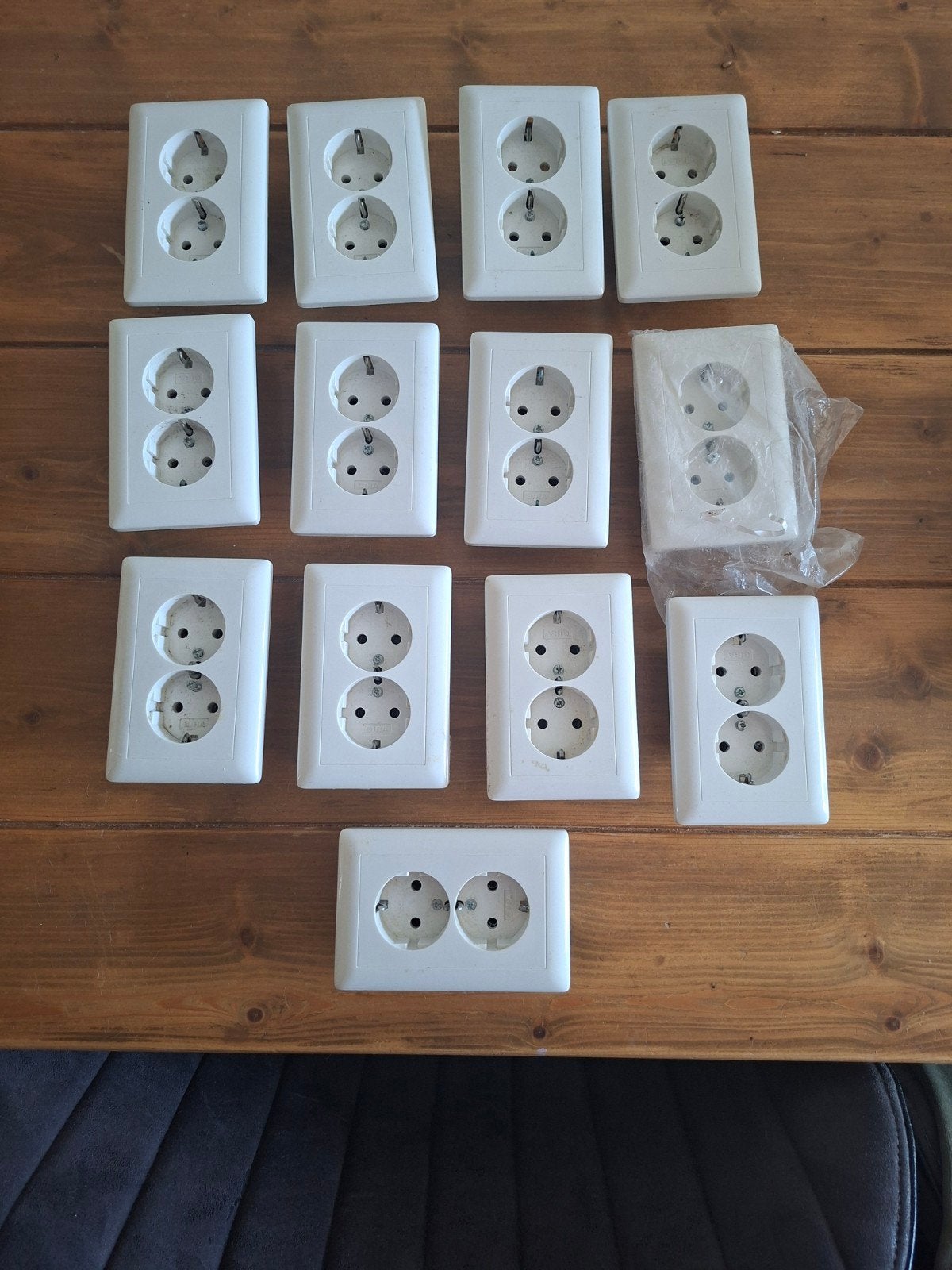 13 Gira stopcontacten met randaarde, wit, 6 jaar oud, Ophalen of Verzenden, Gira, Stopcontact