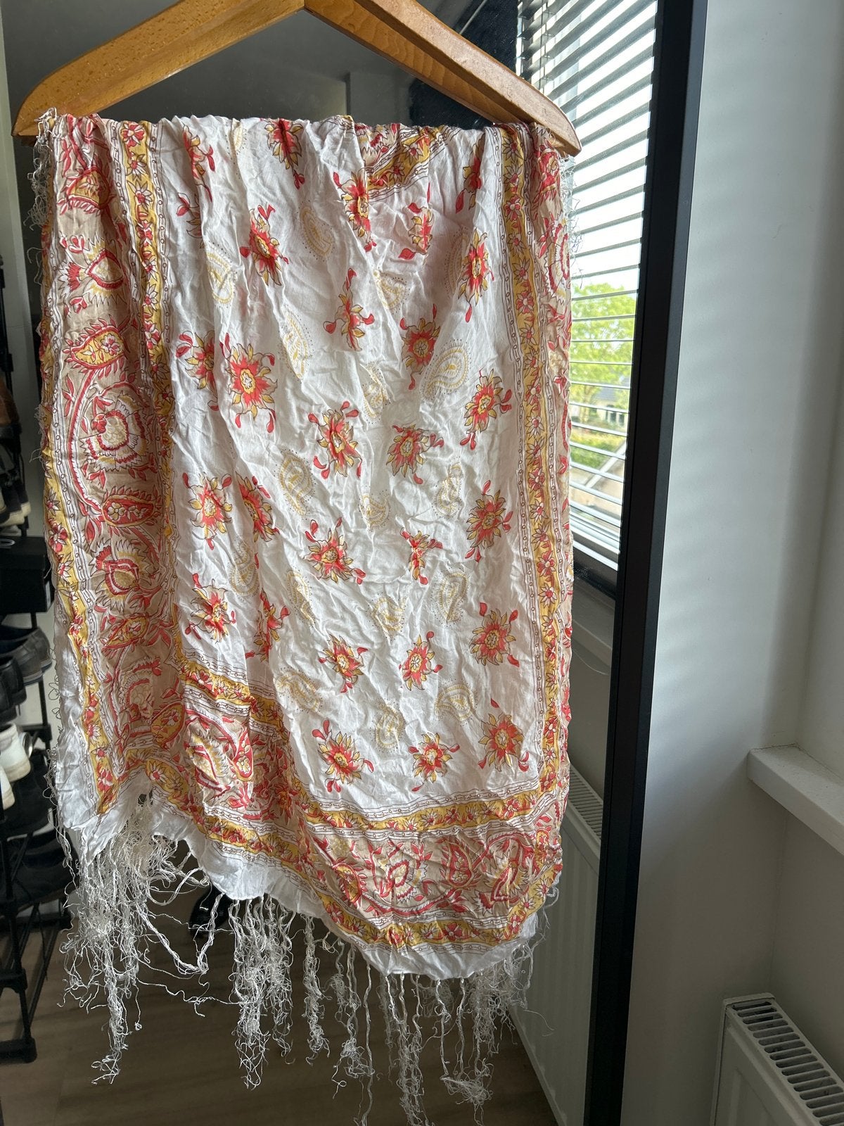 Witte sjaal met bloemenprint en franjes, Ophalen of Verzenden, Zo goed als nieuw, Sjaal
